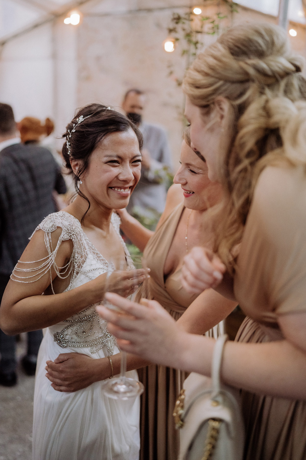 Braut wird von Brautjungfern gefeiert