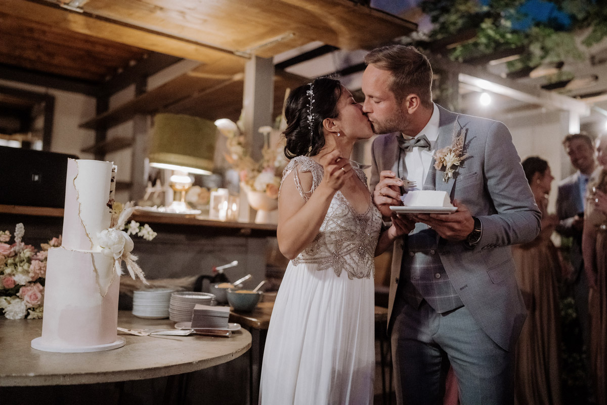 Brautpaar küsst sich