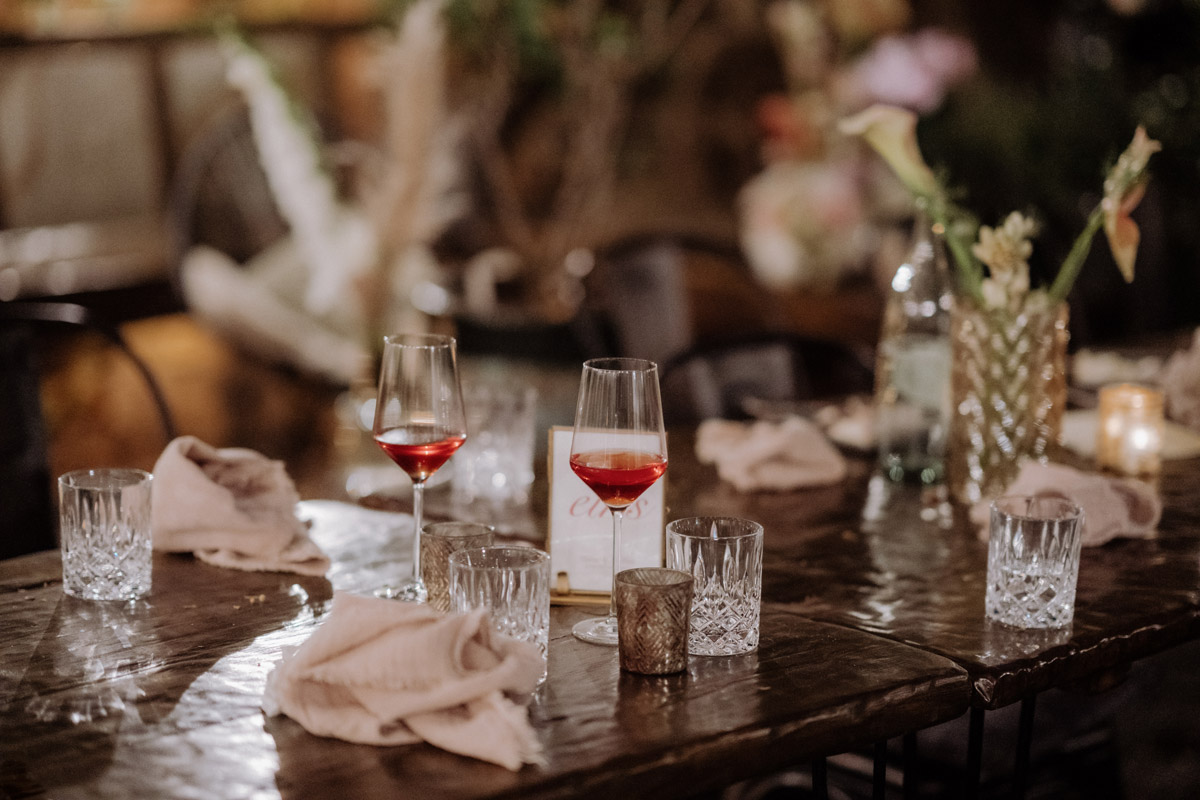 heimlichTreu Berlin Stilleben von leerem Tisch mit halbleeren Gläsern und zerknüllten Servietten