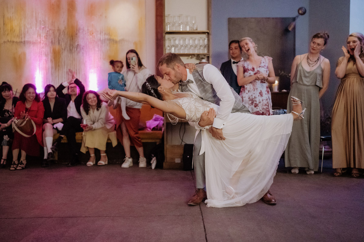 Brautpaar eröffnet Tanzfläche mit innigem Kuss im heimlichTreu Berlin