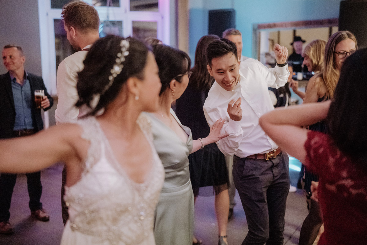 Hochzeitsgäste tanzen ausgelassen