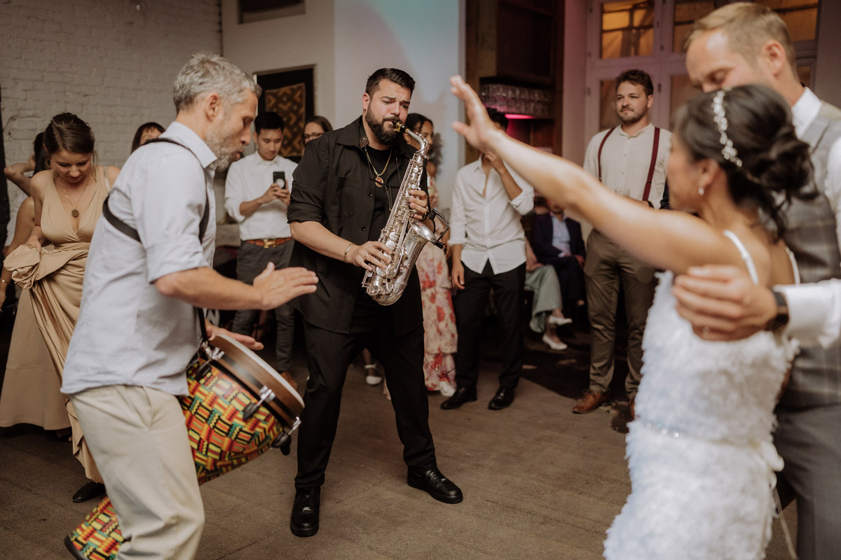 Musiker animieren Hochzeitgesellschaft auf Tanzfläche