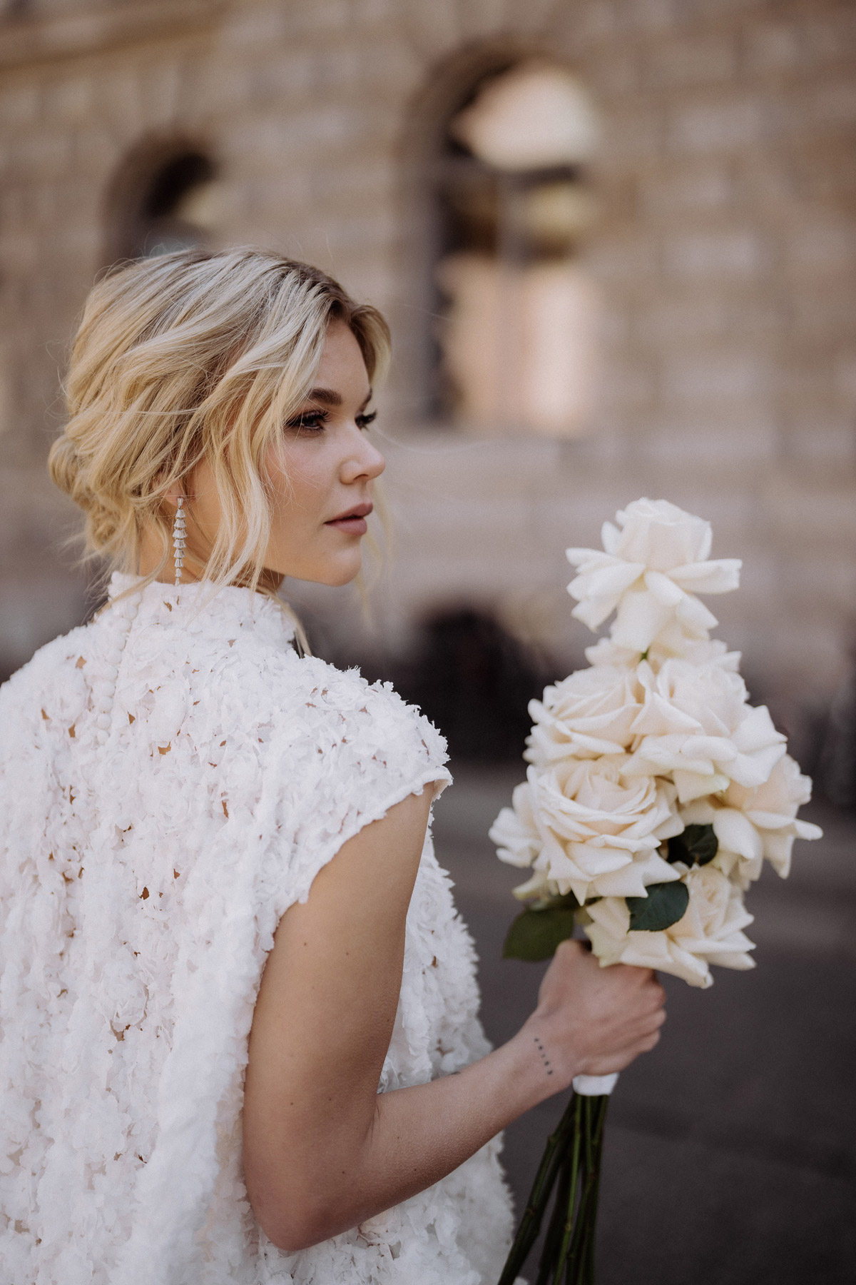 Braut seitlich von hinten schaut, um die Straße zu überqueren