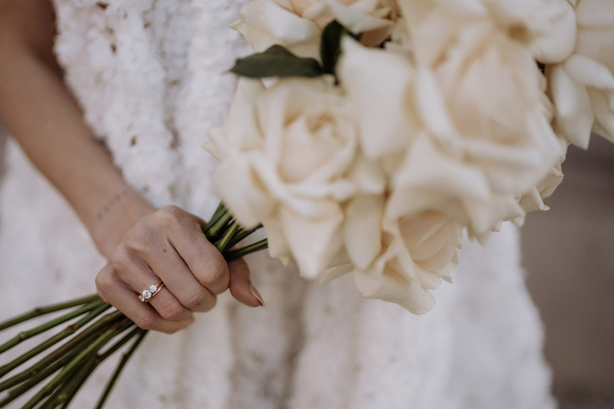 Verlobungsring der Braut die Brautstrauß hält