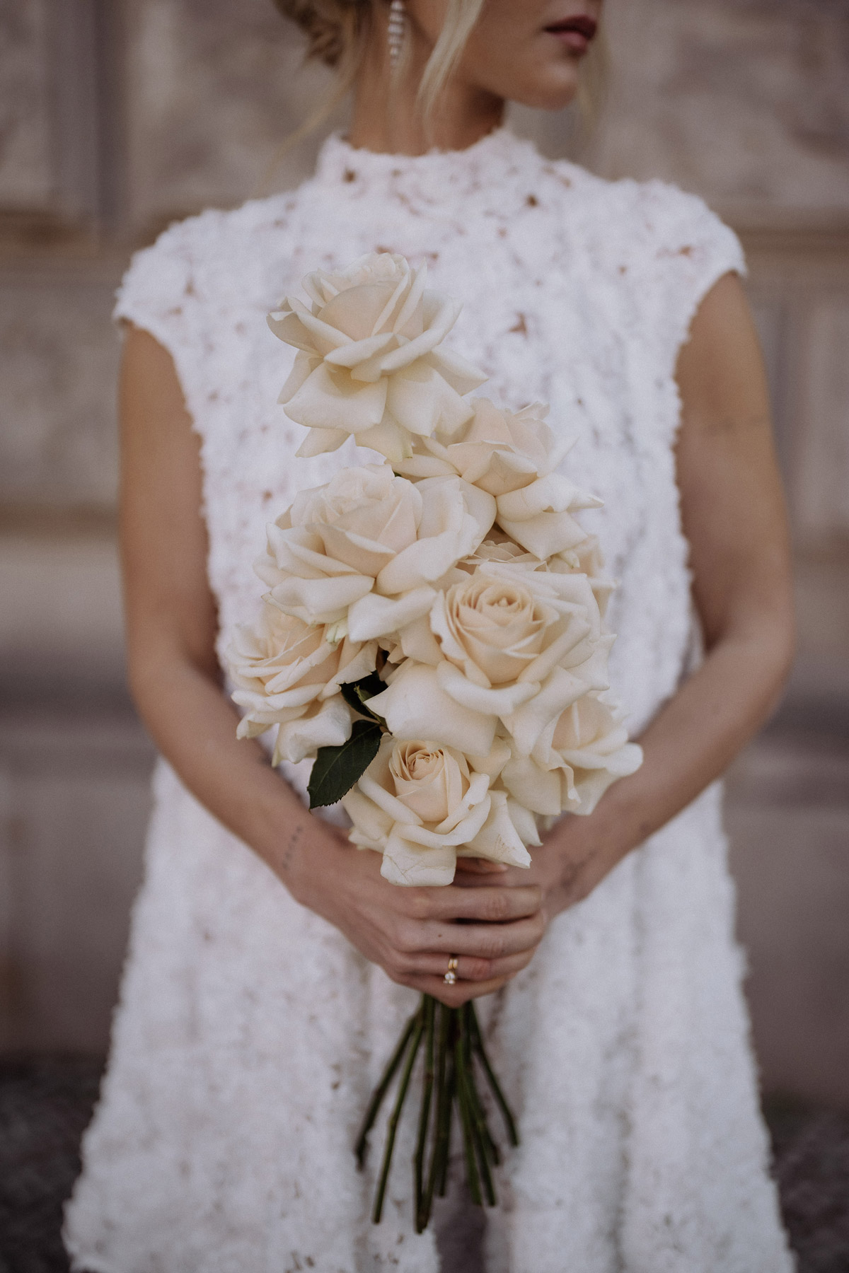 zeitloser Standesamt-Brautstrauß weiße Rosen gehalten von der Braut