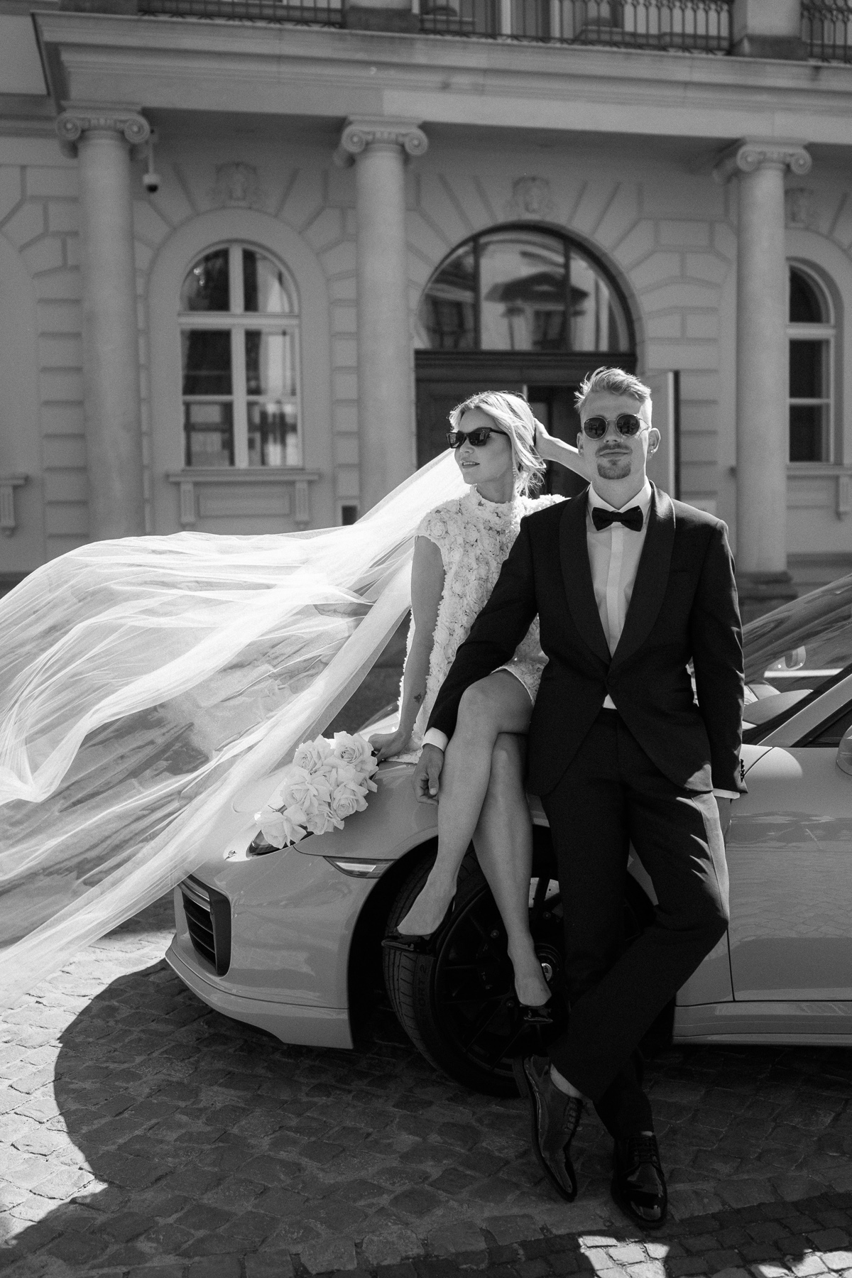 Bewegtbild GIF Hochzeitsfotos vor dem Standesamt Berlin Mitte Editorial mit fliegendem Schleier der Braut