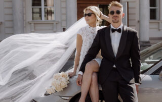 Standesamt Berlin Mitte Hochzeitsfoto mit Brautpaar das auf Hochzeitsauto sitzt – Editorial veröffentlicht in der Vanity Fair von Hochzeitsfotografin Melanie Meißner