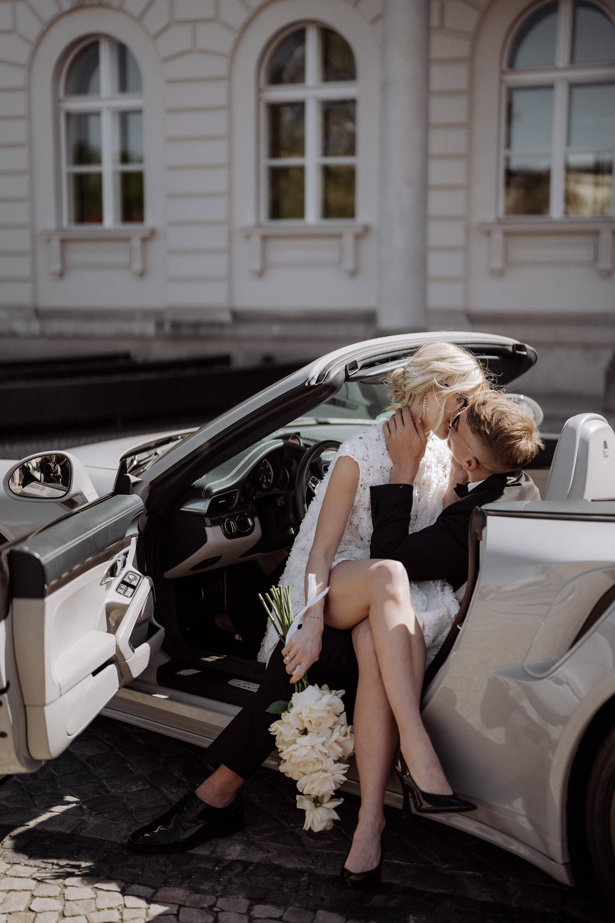 Hochzeitspaar küsst sich