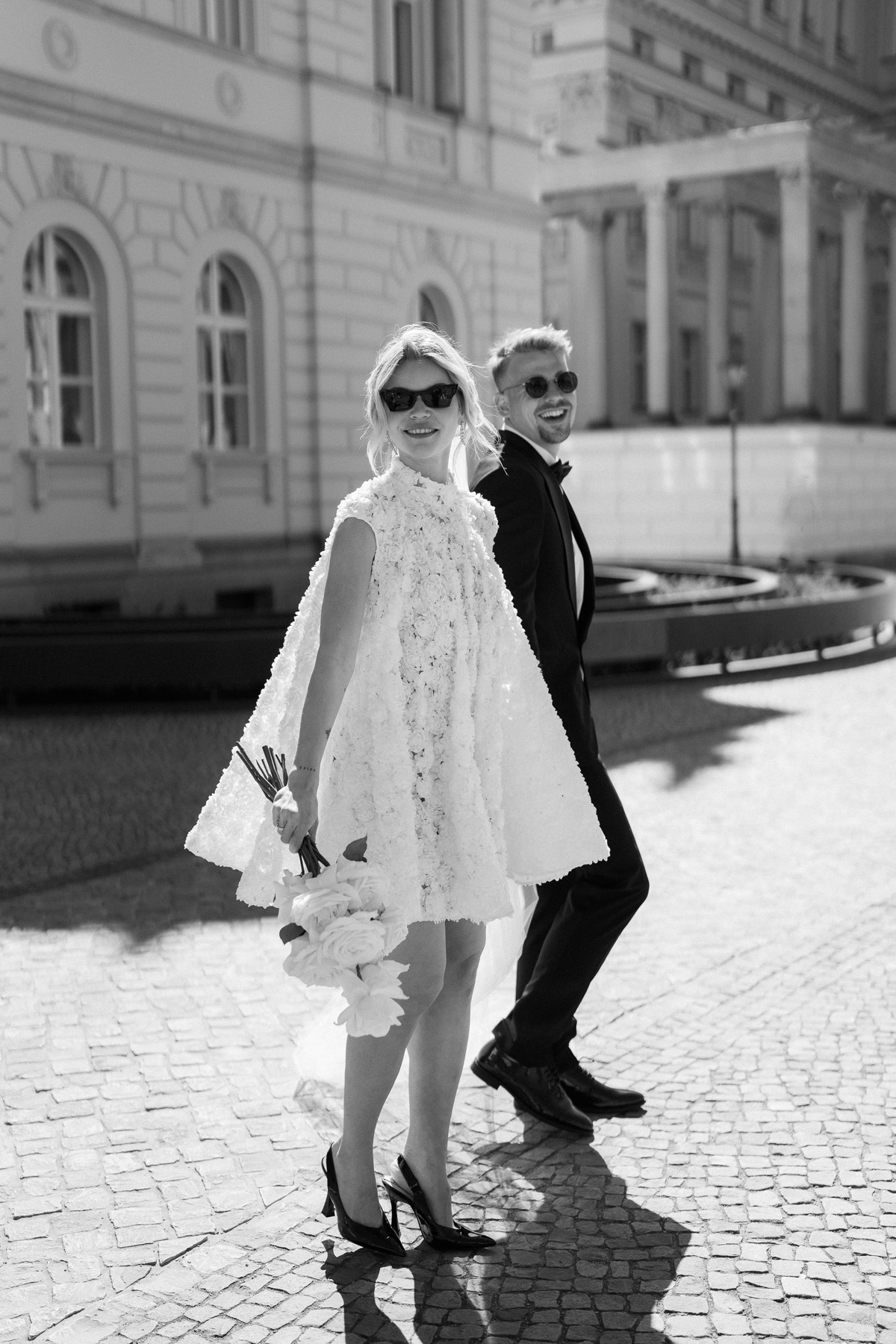 Standesamt Outfit Inspiration kurzes Hochzeitskleid mit Schleier von Ritual Unions aus Berlin und klassischer Anzug von Becon