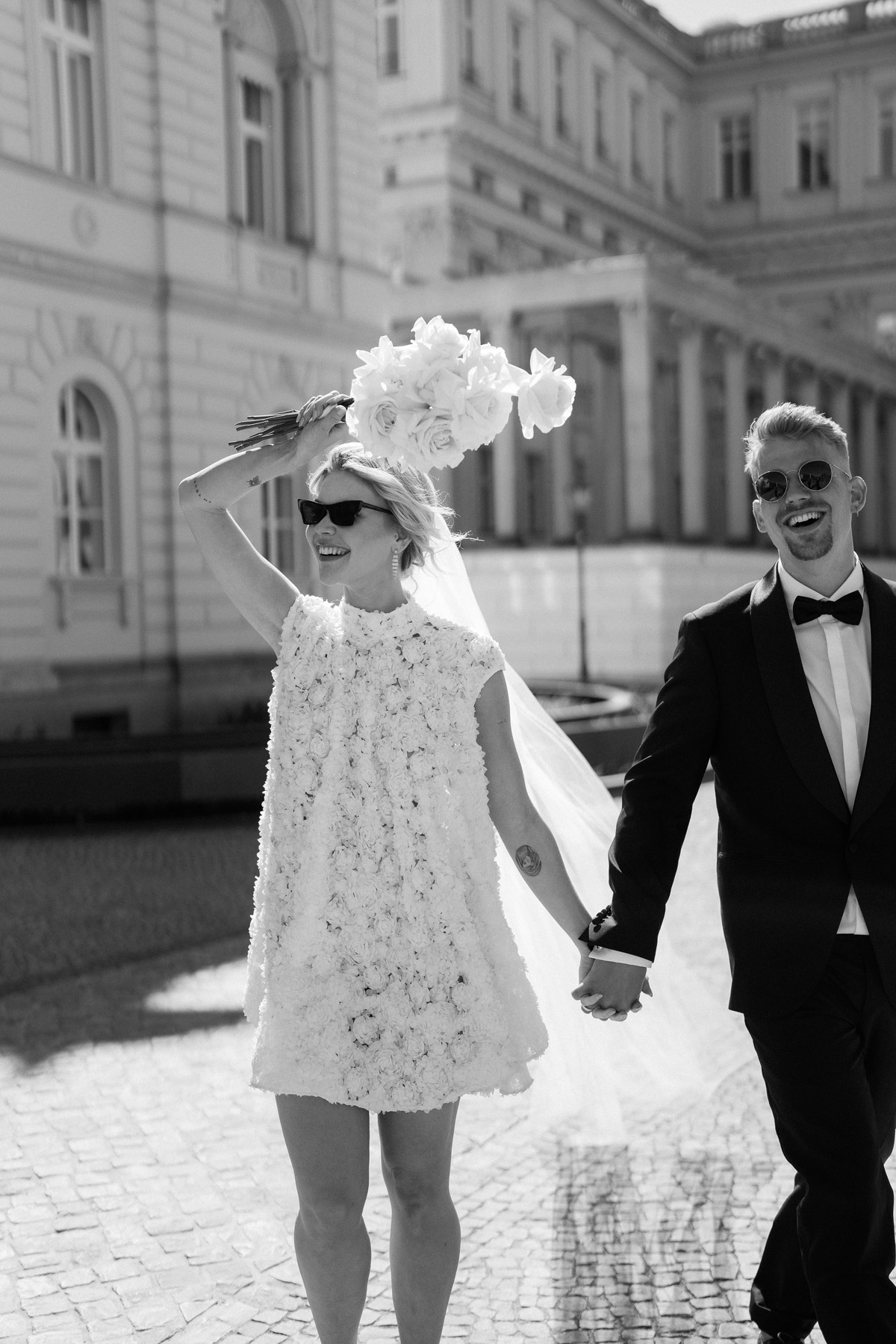 Editorial Hochzeitsfotografie Berlin Mitte Standesamt in Schwarz-Weiß mit Mode-affinem Hochzeitspaar