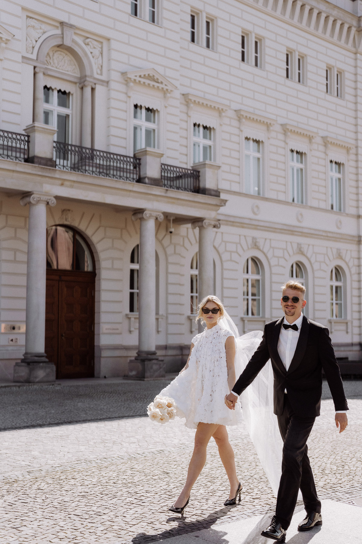 Modernes Brautpaar Shooting Berlin Mitte Vanity Fair Look