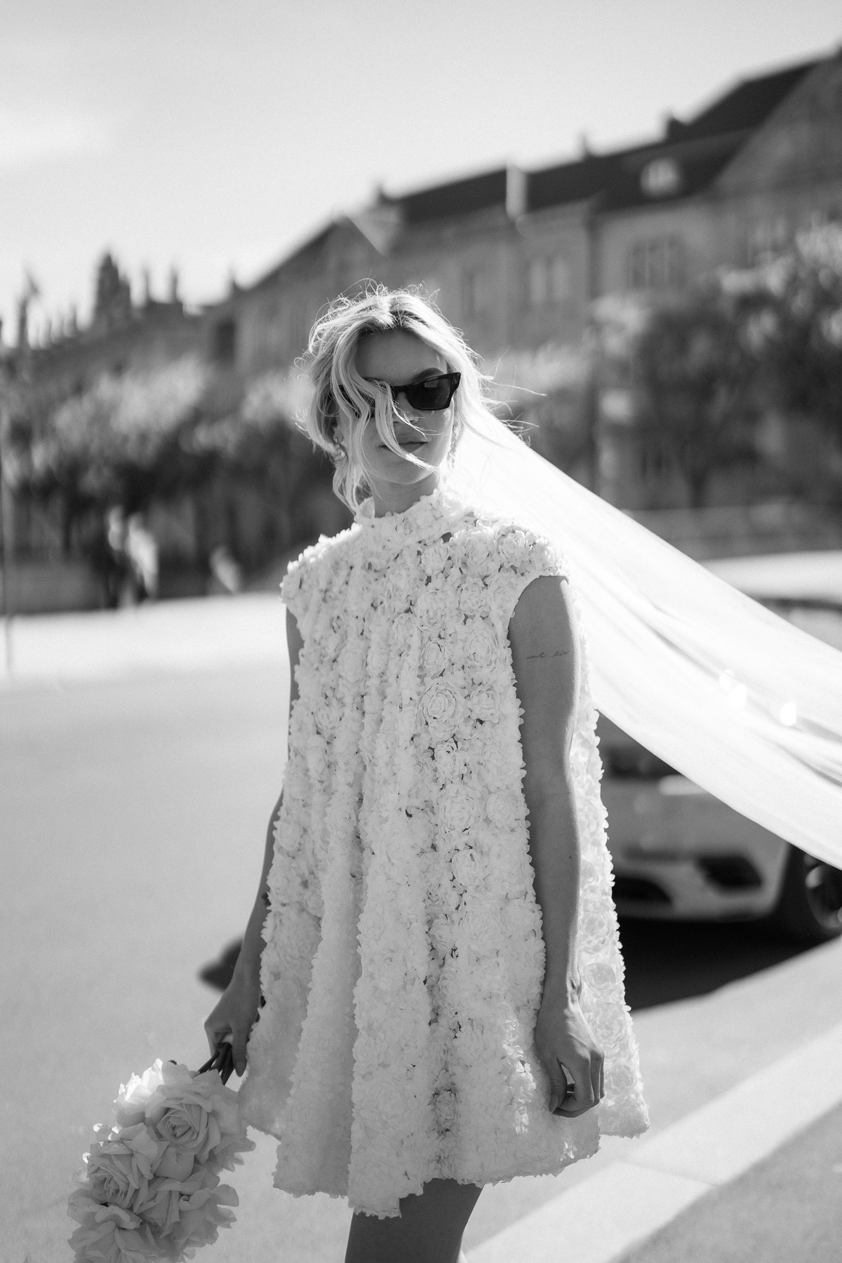 Braut im weißen Rosenkleid Diana von Ritual Unions schaut in Kamera