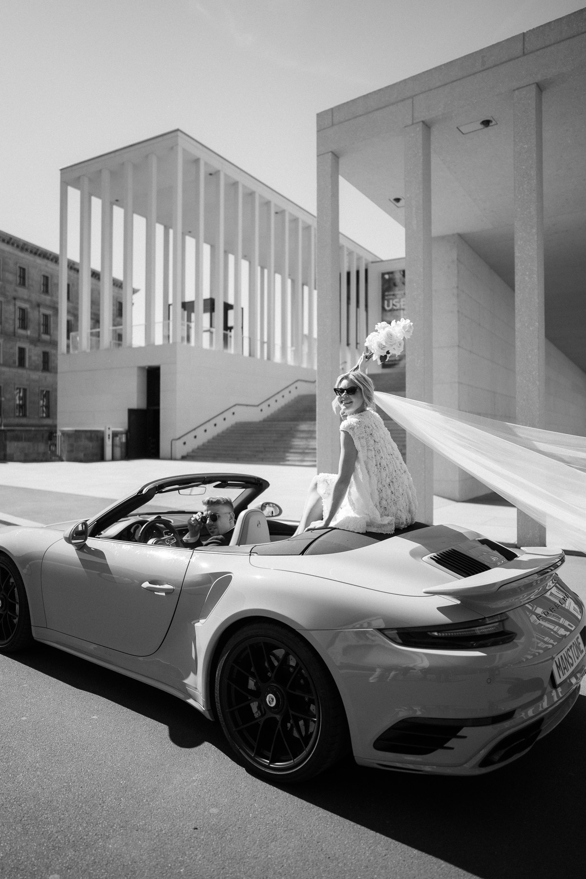 Brautpaar im Hochzeitsauto hält vor James-Simon-Galerie für moderne Editorial-Stil Hochzeitsfotos