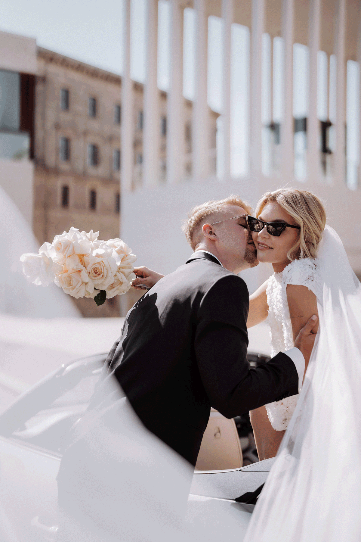 Bewegtbild GIF Inspiration von Standesamt Berlin Mitte Brautpaar das sich mit wehendem Schleier vor James-Simon-Galerie küsst