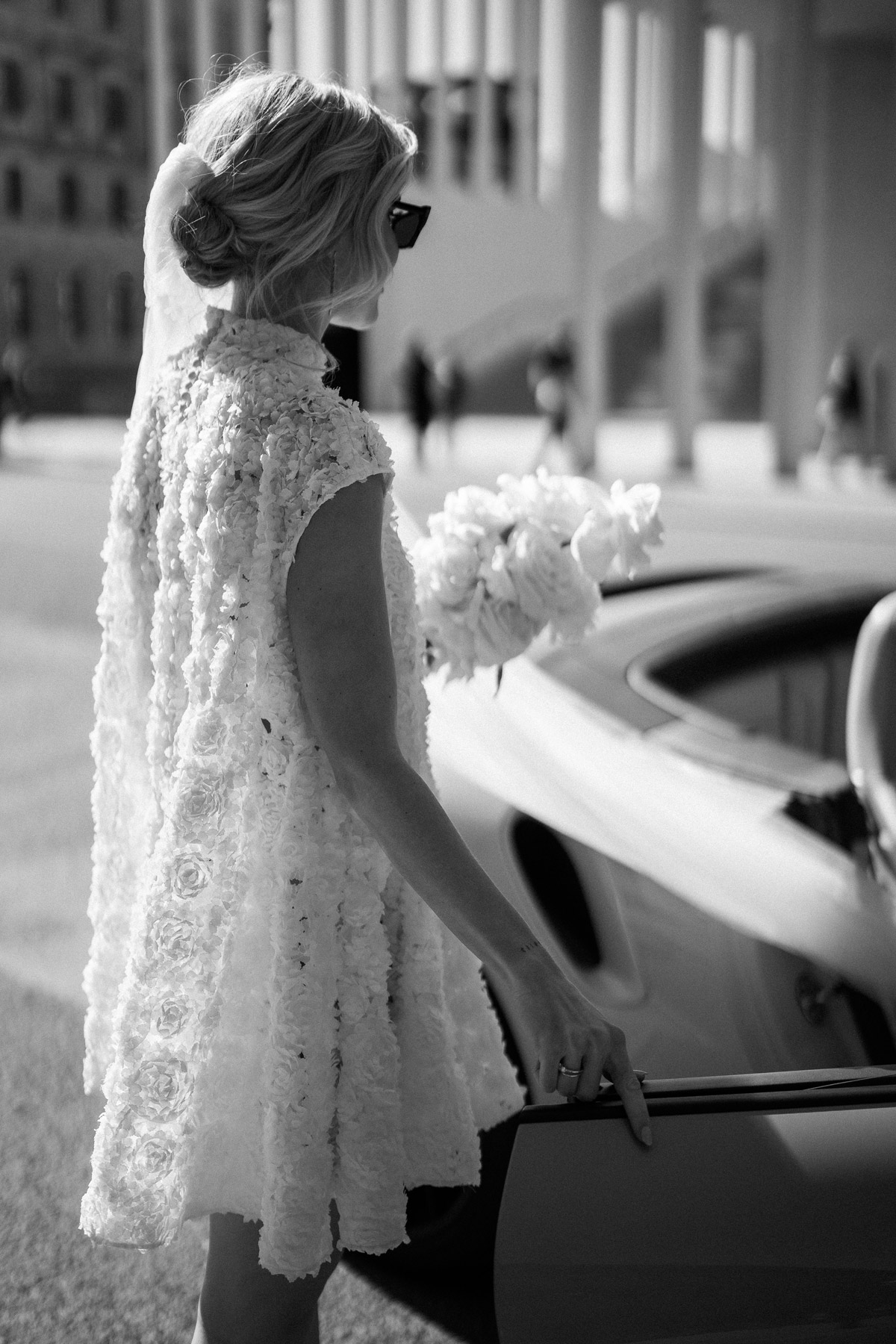 Detailaufnahme Ritual Unions Brautkleid Diana mit Rosen: Braut steigt ins Cabrio, Editorial Inspiration Berlin Mitte