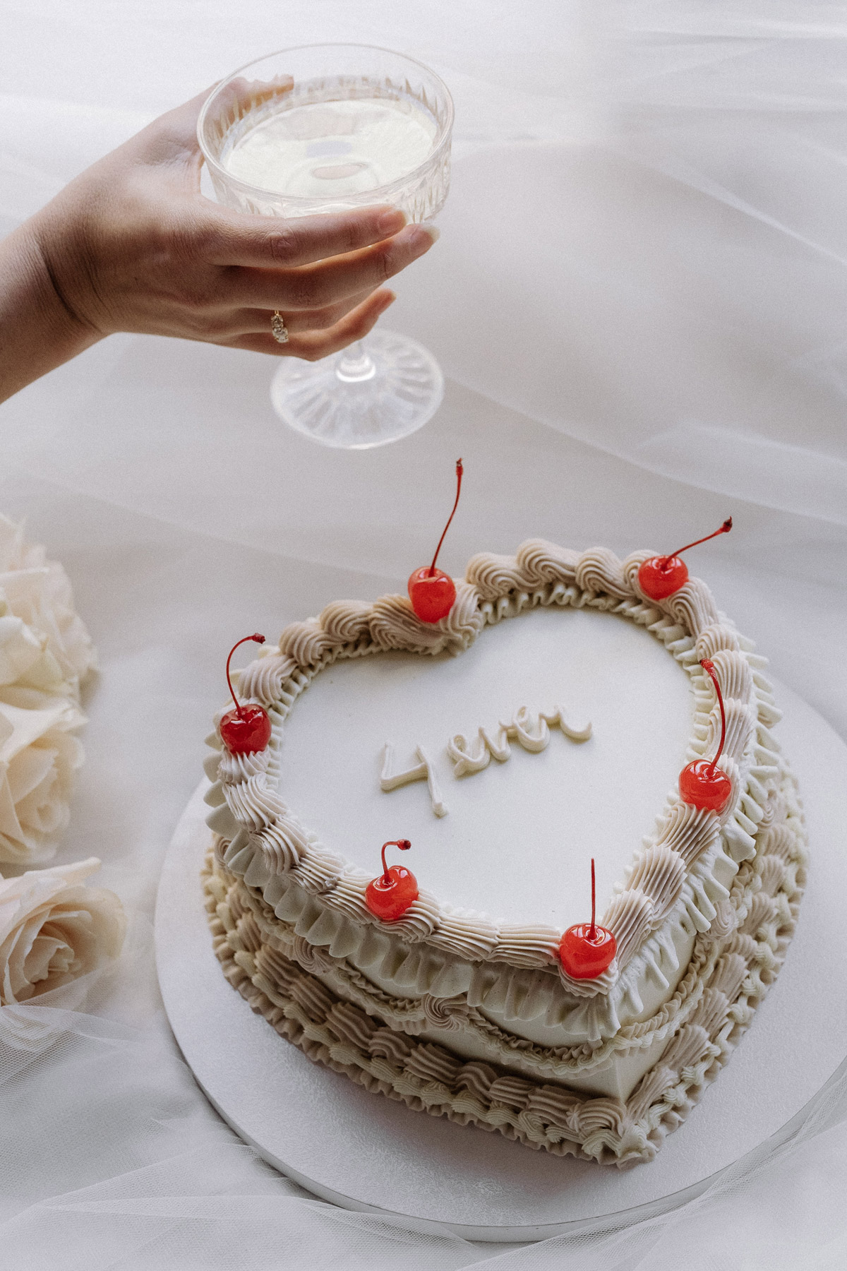 Heiraten zu zweit: Hochzeitstorte Idee zum Elopement 4ever Statement-Kuchen in Herzform von Cakesberlin