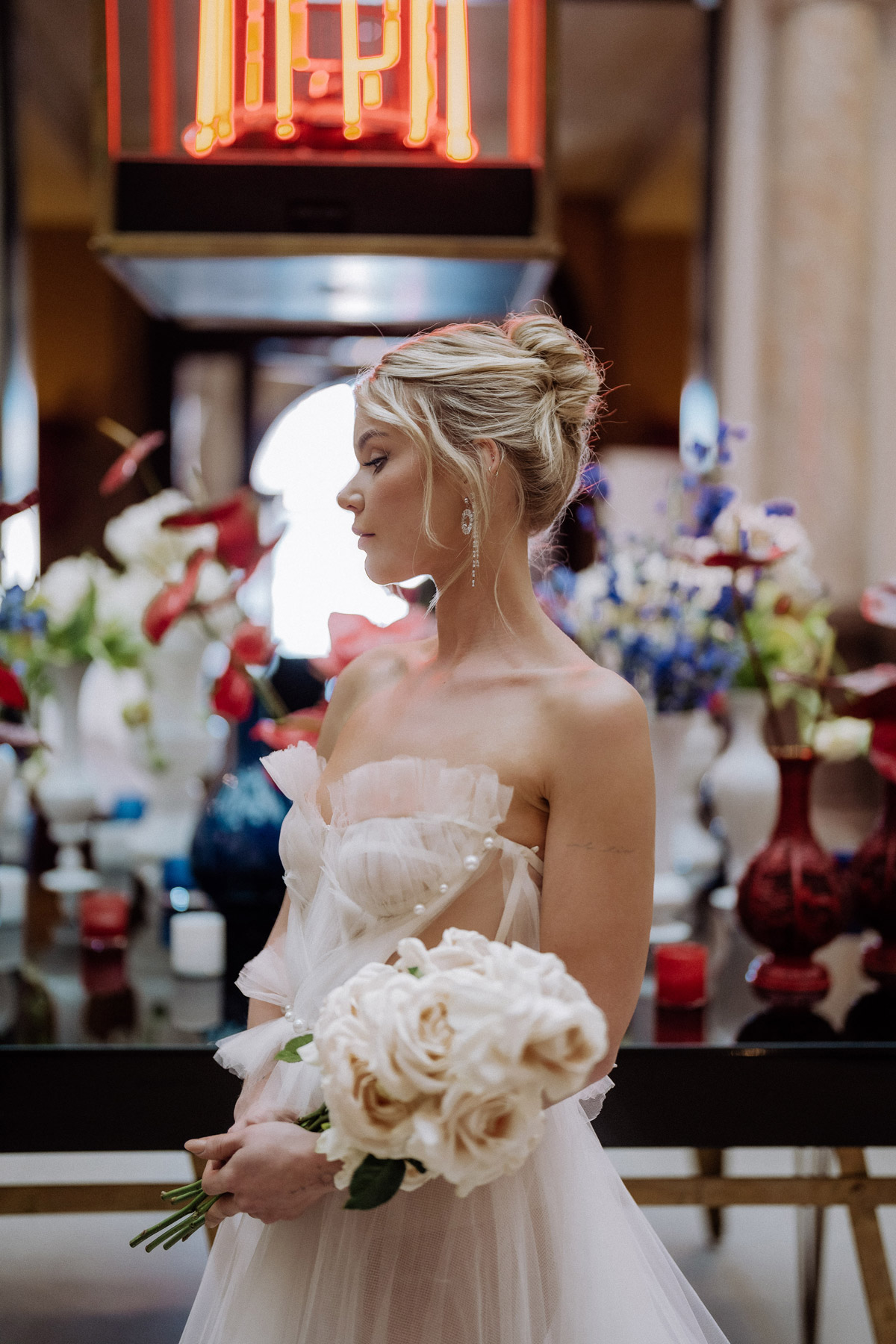 Elegantes Braut Portrait seitlich mit Dutt Brautfrisur im Hotel de Rome Berlin