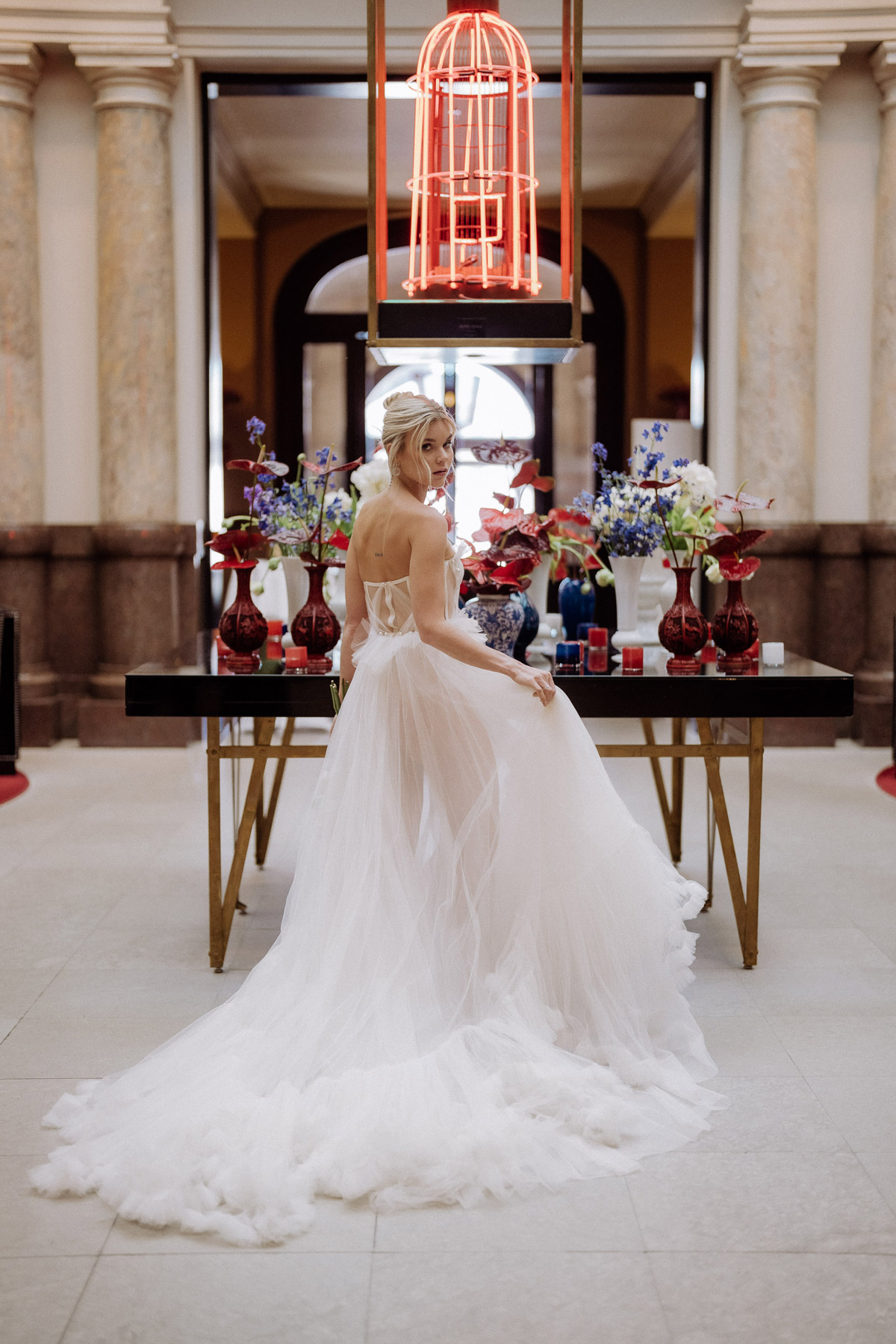 Weddingphotographer Berlin: Braut schaut über die Schulter in der Lobby des Hotel de Rome Berlin