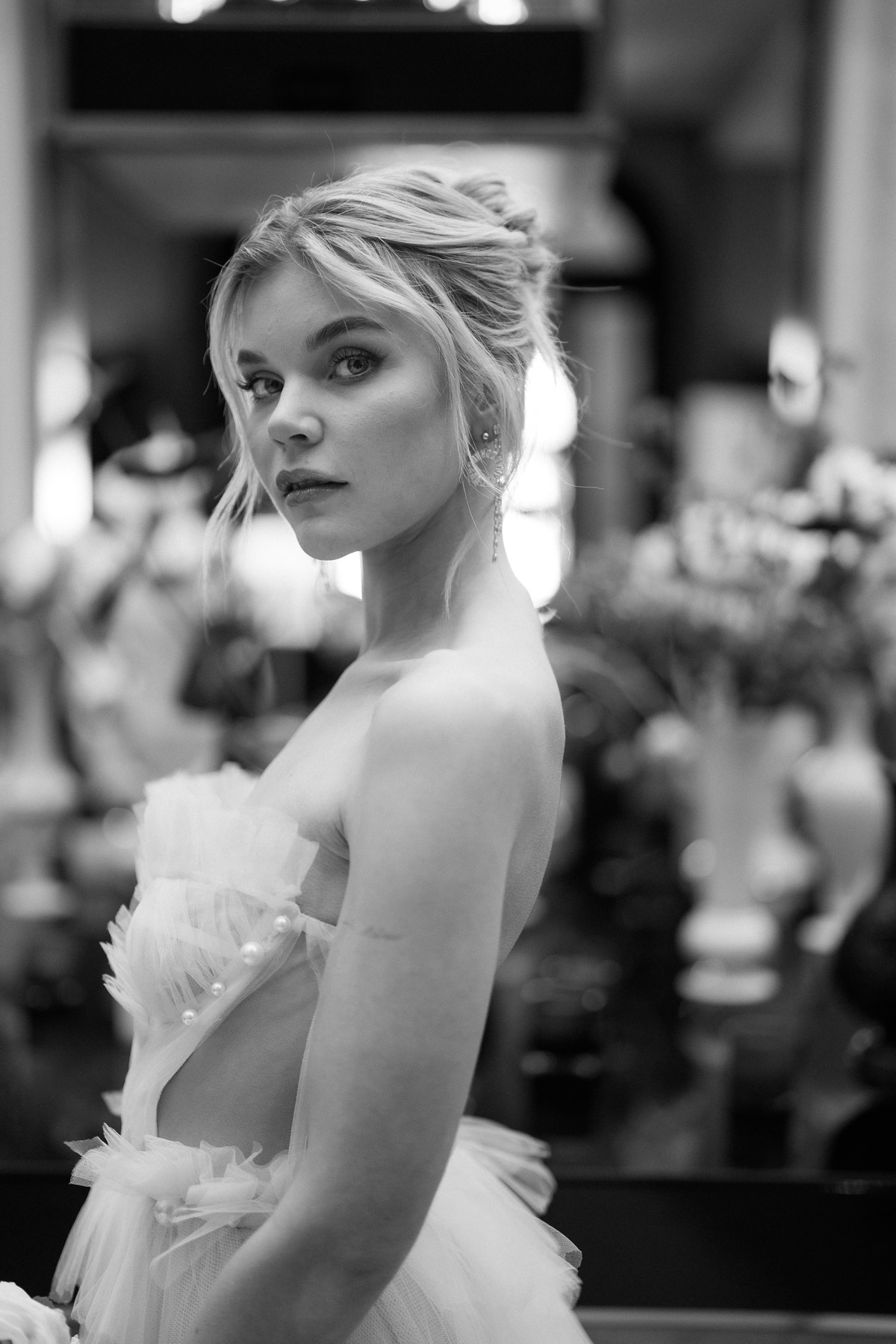 Ausdrucksstarkes Portrait der Braut während intimer Hochzeitsfeier in Berlin