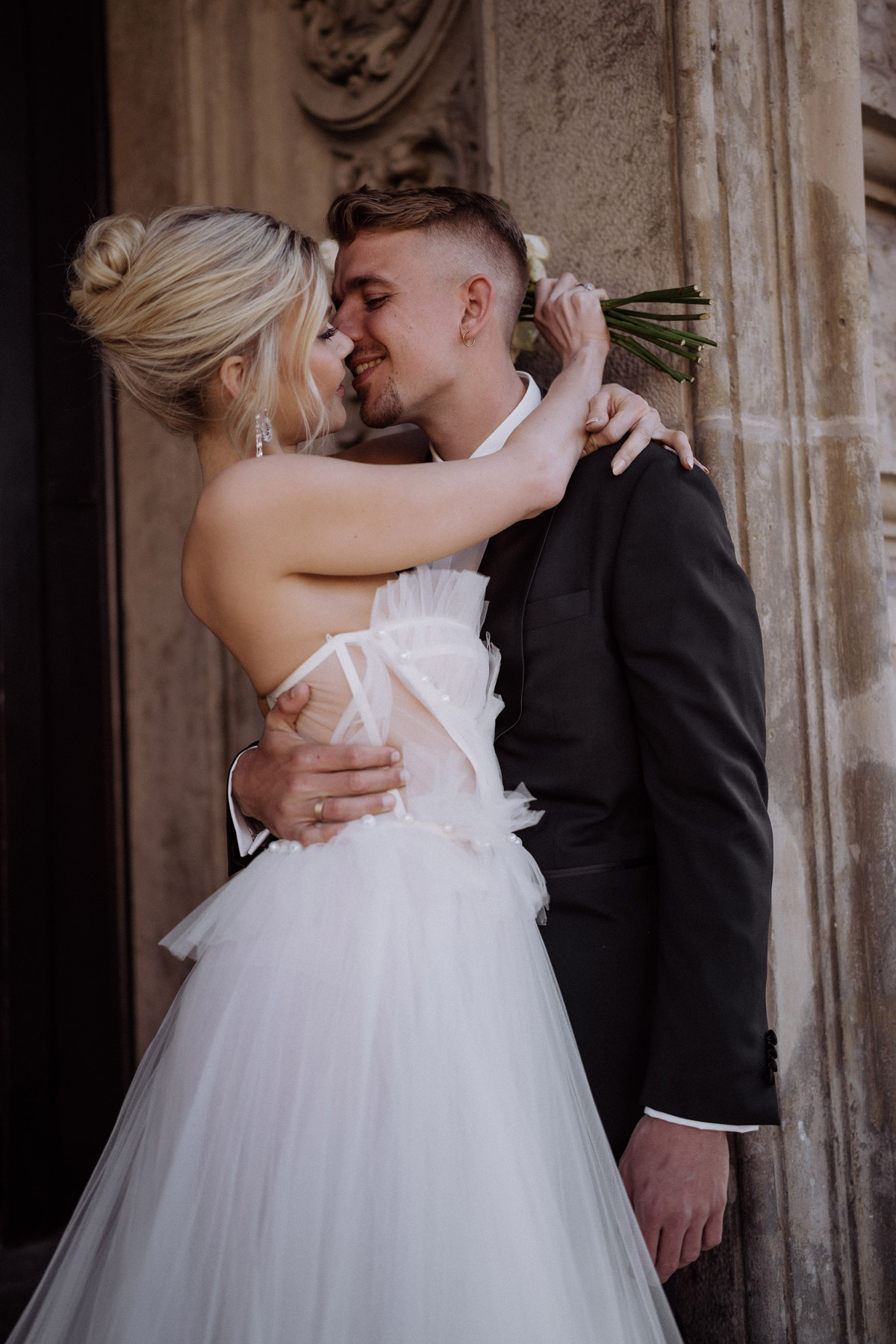 First Look im Hotel de Rome: Weddingphotographer Berlin hält emotionalen Moment fest
