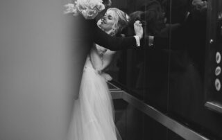 Elegantes Hochzeitspaar im Fahrstuhl des Hotel de Rome, fotografiert von einem Fashion Wedding Photographer in Berlin