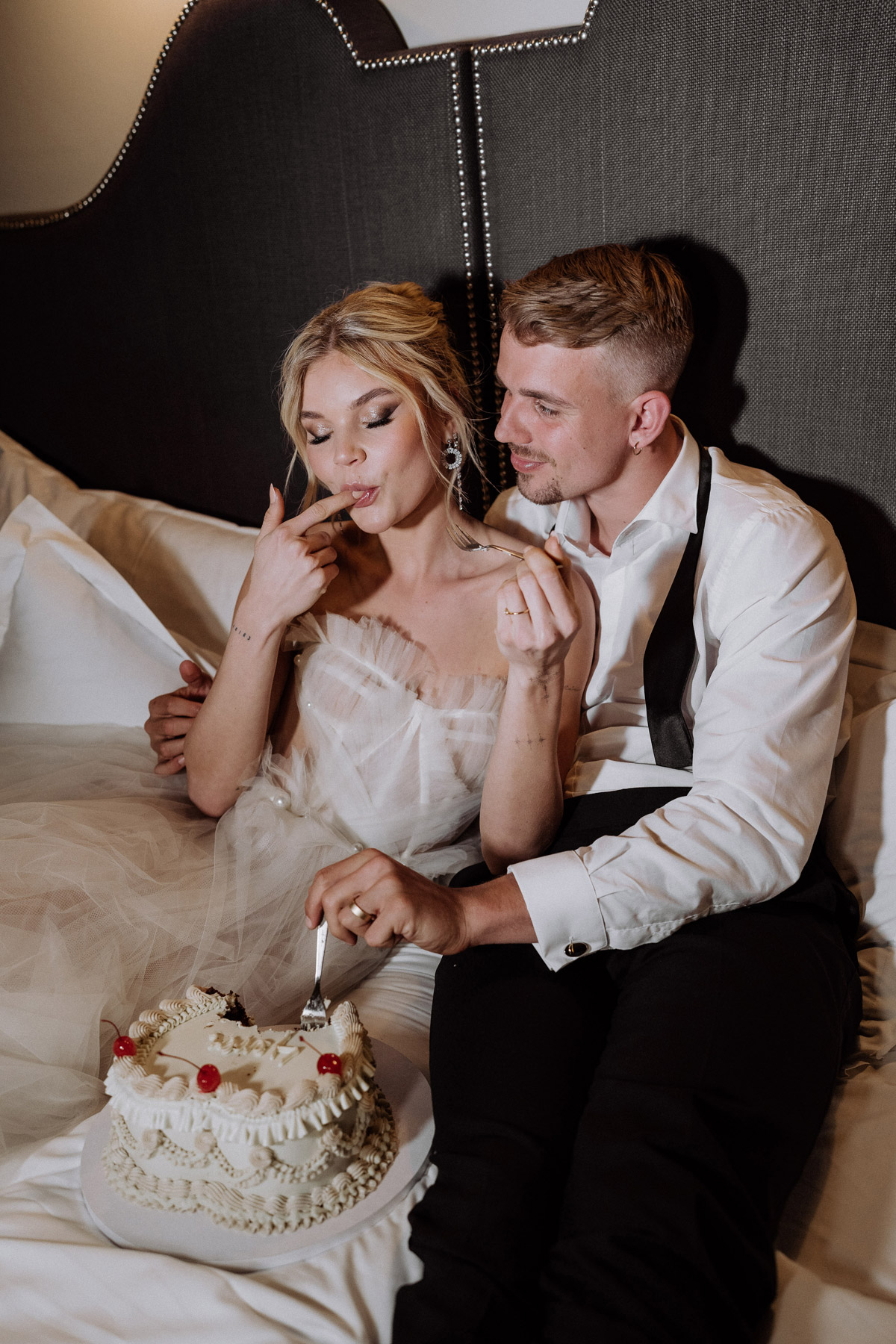 Trend und Inspiration: Hochzeitstorte im Bett essen - Modernes Elopement Berlin