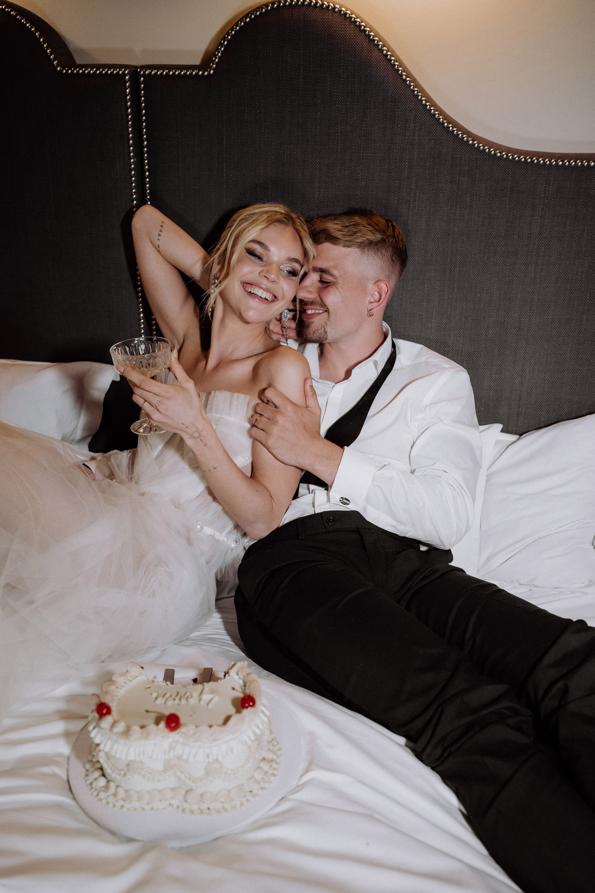 Hochzeitsfotografin Berlin Mitte: Storytelling vom feiernden Paar im Bett