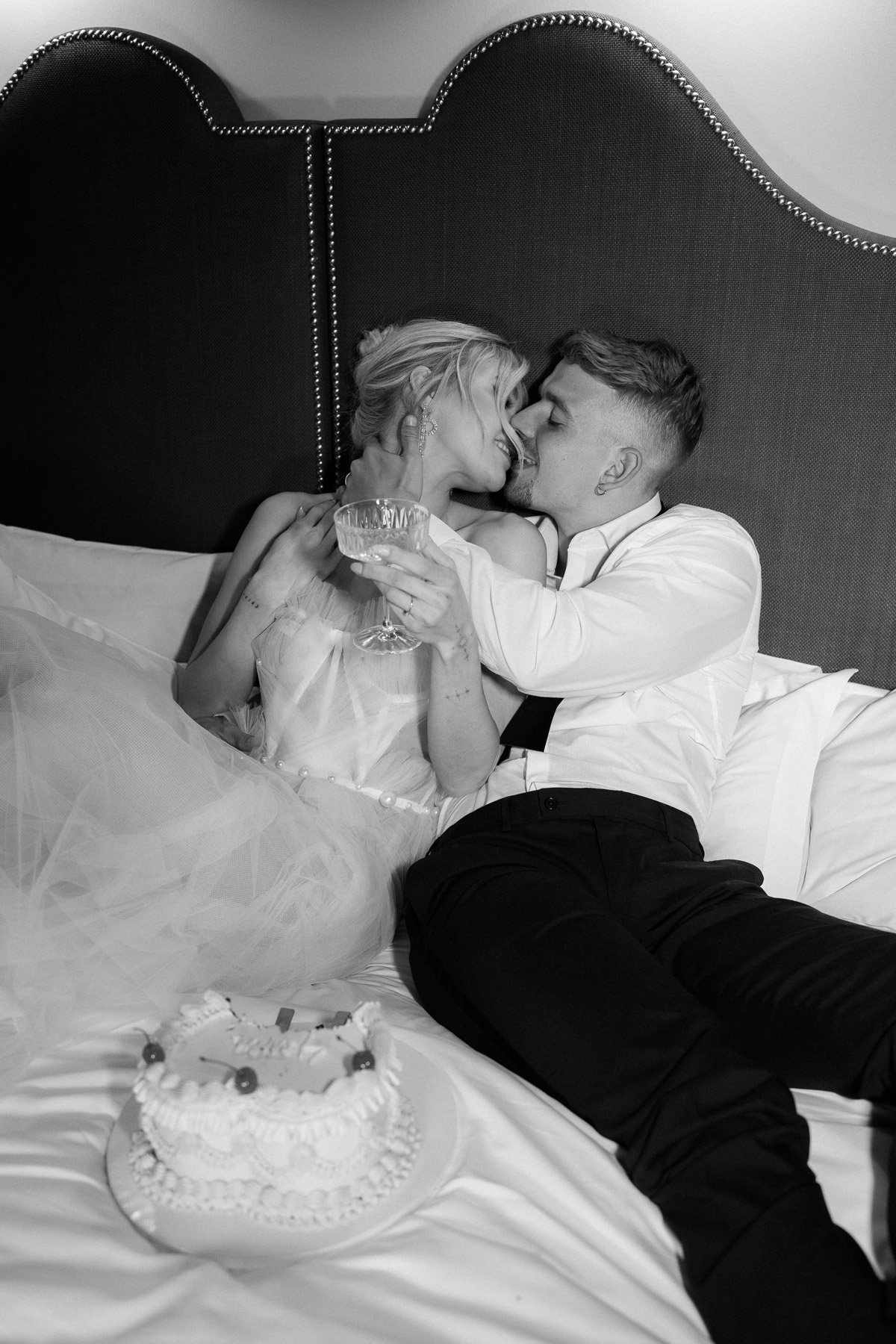 Flash Photography Style: Brautpaar feiert intim in der Suite in Schwarz-Weiß