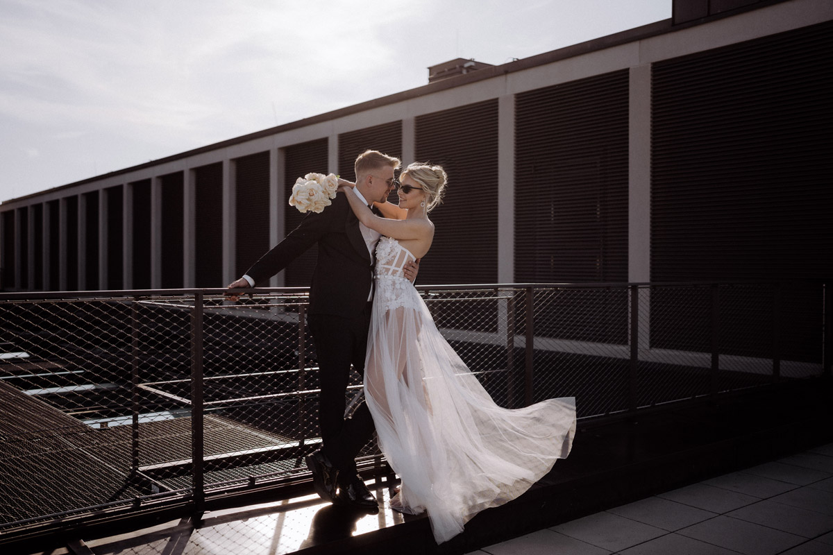 Hochzeit Berlin Rooftop Baret: Brautpaar wurde von erfahrener Hochzeitsfotografin Melanie Meißner im perfekten Licht positioniert und schaut sich tief in die Augen