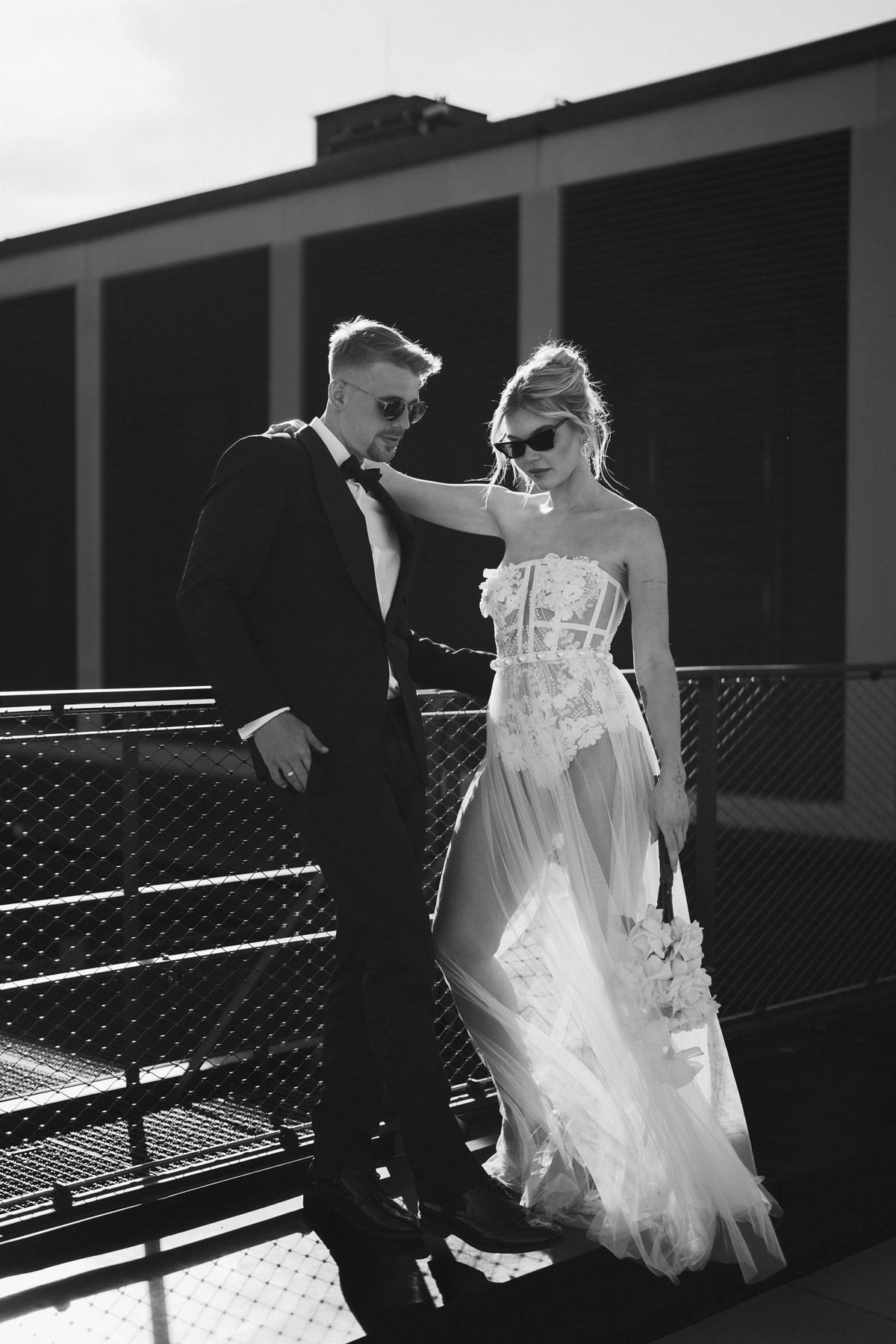 Top Hochzeitsfotograf Berlin: Ästhetisches Paarshooting auf der Baret Dachterrasse in Schwarz-Weiß