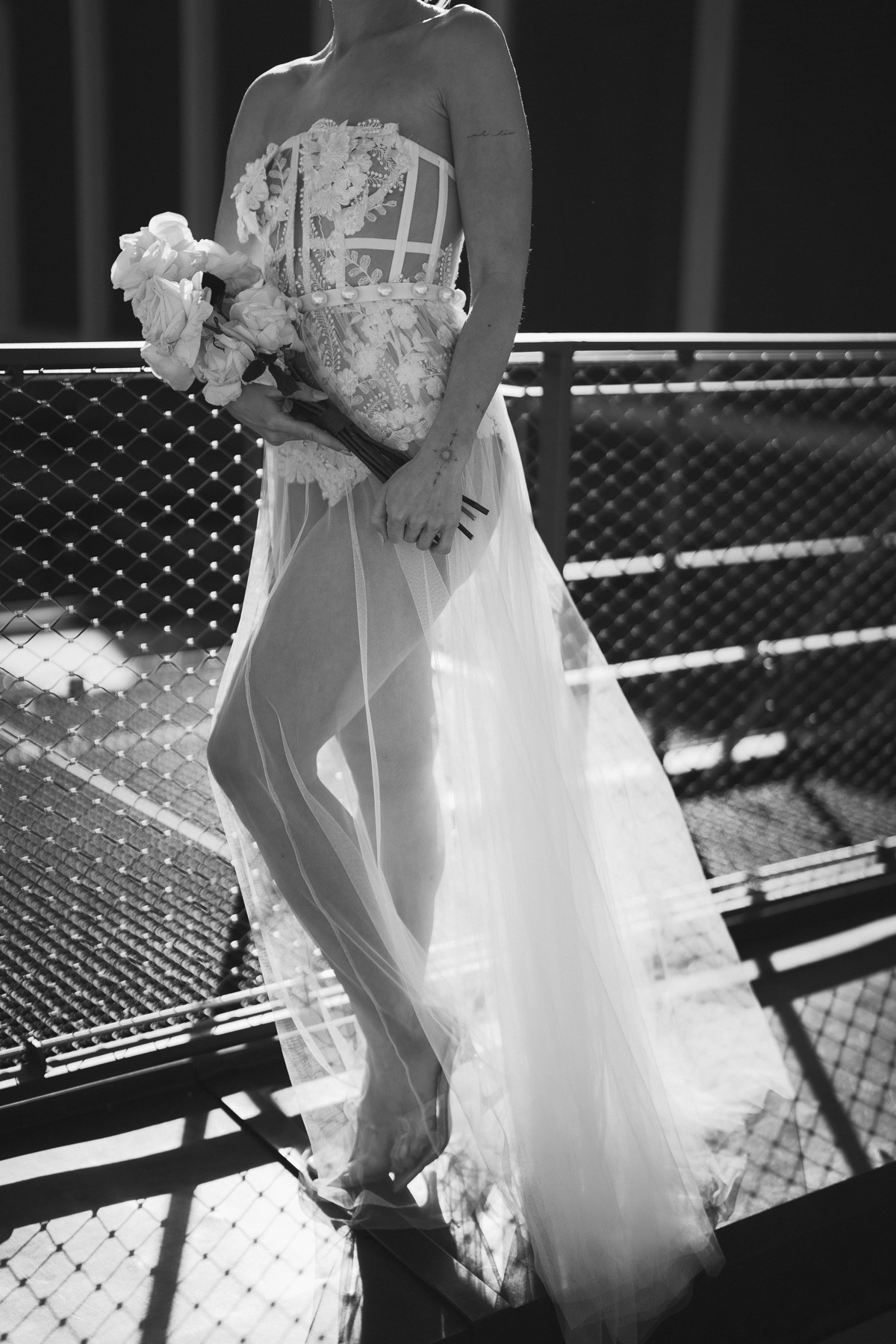 Nahaufnahme vom Brautstrauß und Ritual Union Brautkleid Oxytocin Bodysuit und Keen Skirt