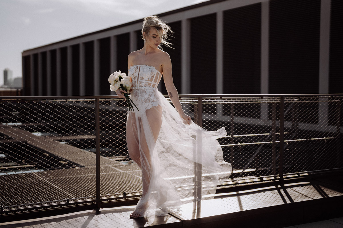 Braut steht im perfekten Licht der exklusiven Hochzeitslocation Berlin Mitte: Baret