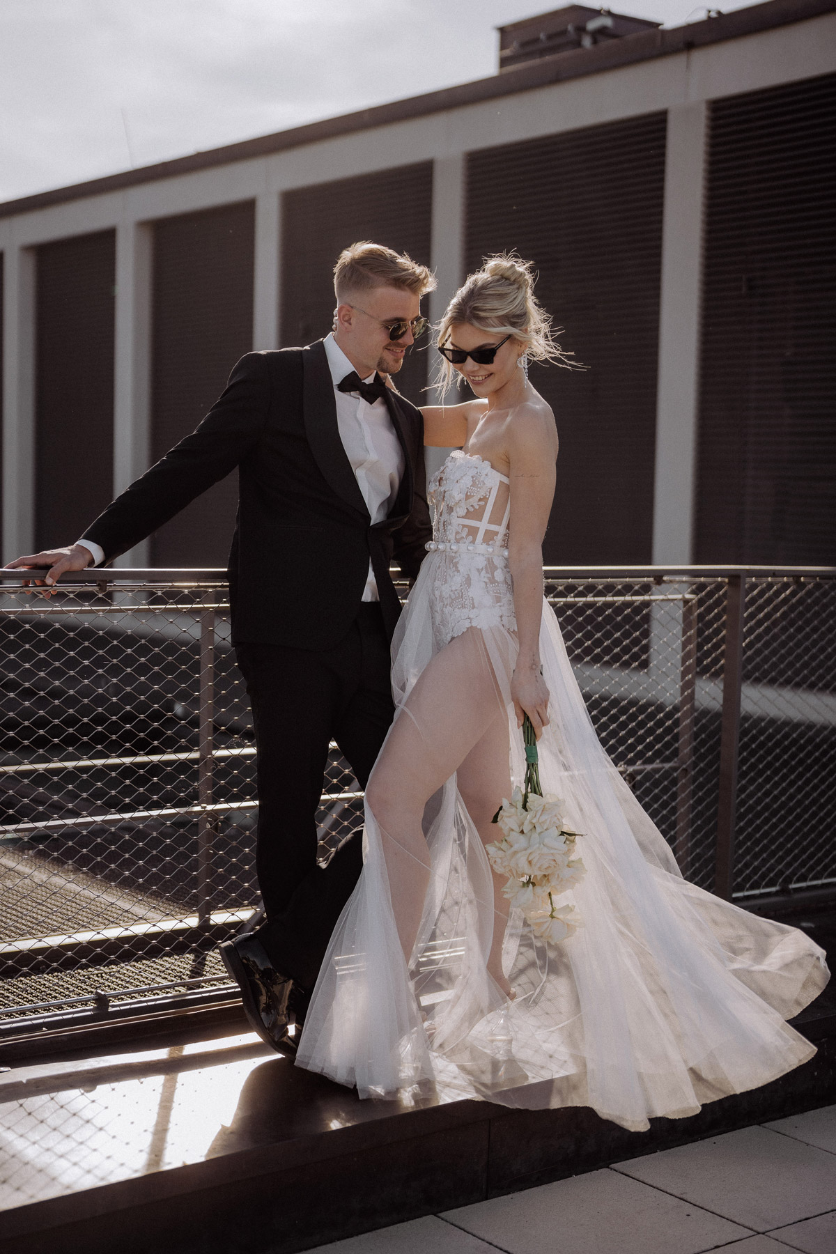 Authentische Hochzeitsfotos Berlin: Windiges Shooting mit viel Lachen auf dem Rooftop