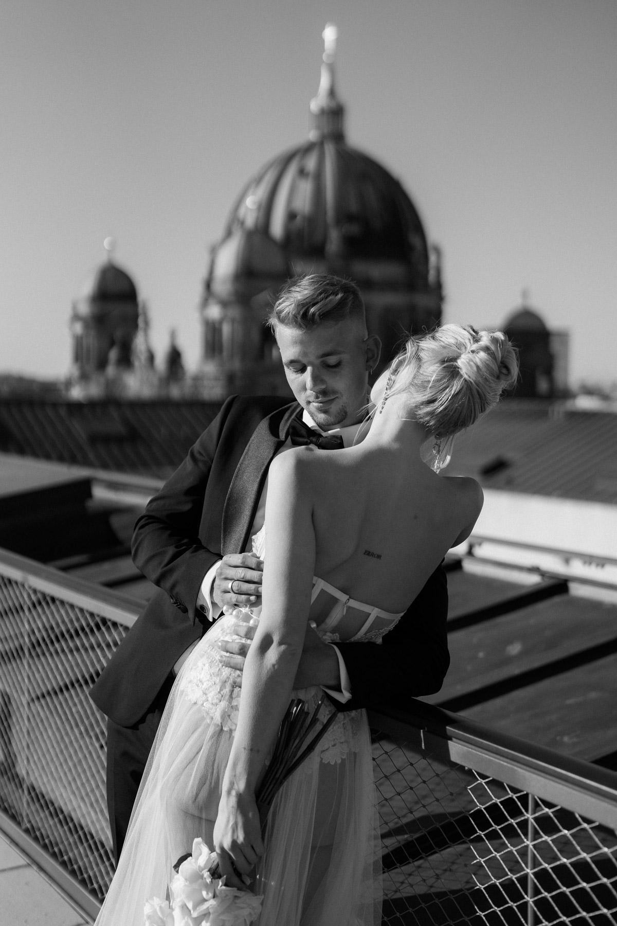 Hochzeitspaar steht vor dem Berliner Dom in Schwarz-Weiß