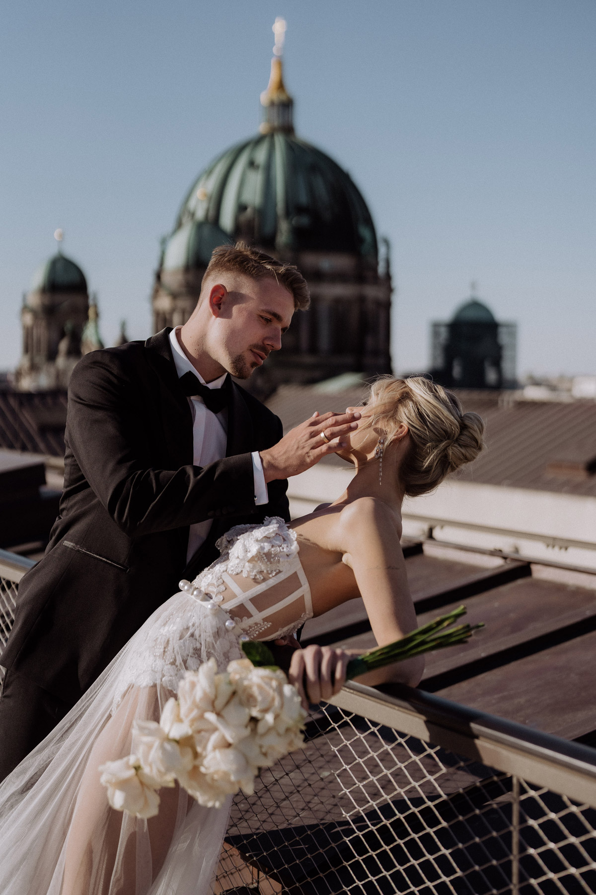 Heiraten und feiern im Baret auf dem Humboldt Forum: Brautpaar steht vor dem Berliner Dom