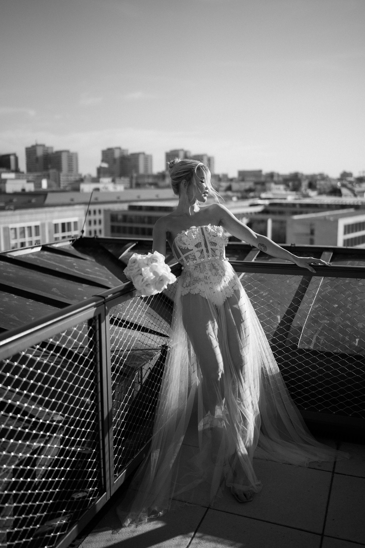 Braut posiert vor der Skyline Berlins