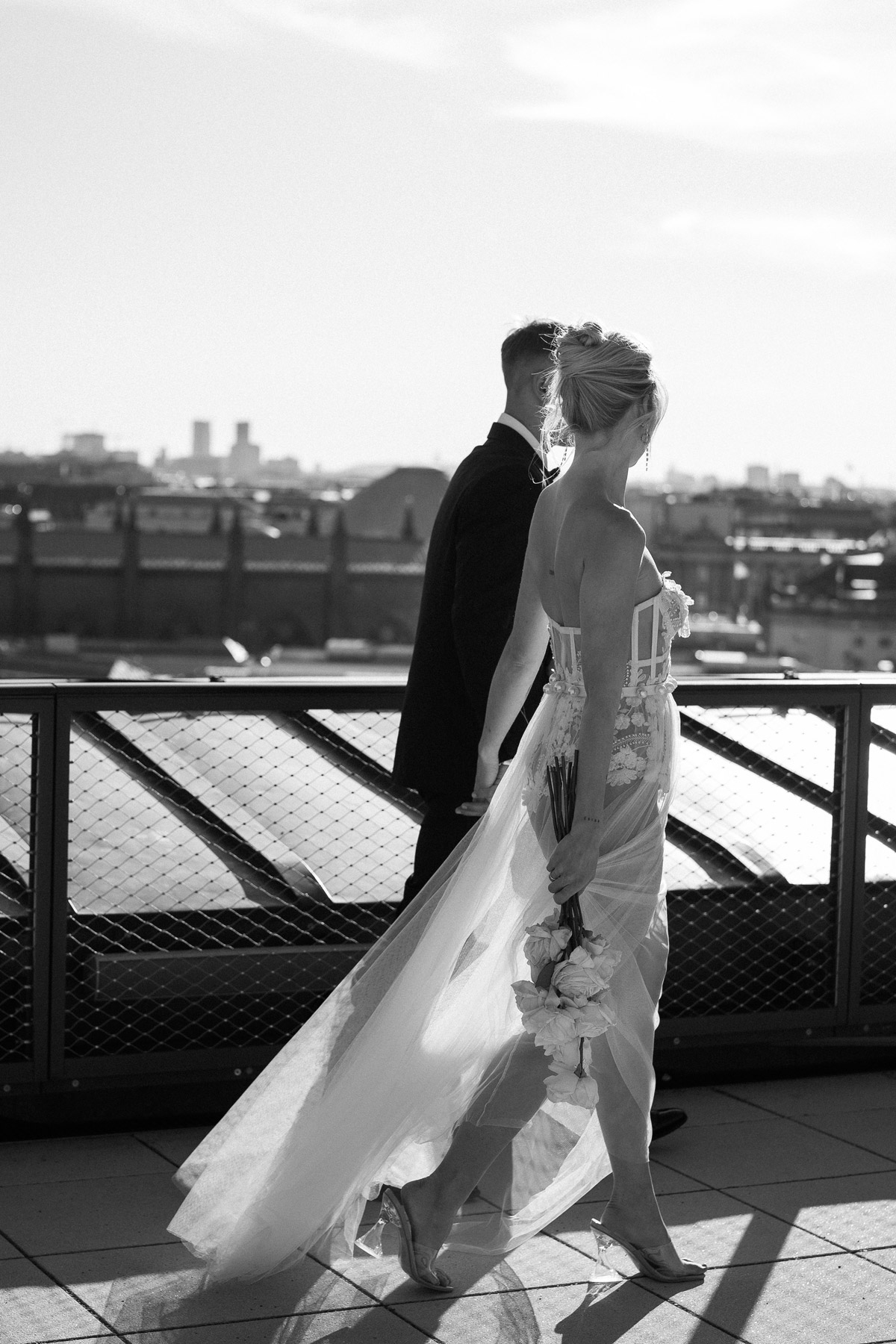 Urbane Hochzeit Berlin: Panorama Aussicht vom Humboldt Forum und Paar von Seite im Gehen