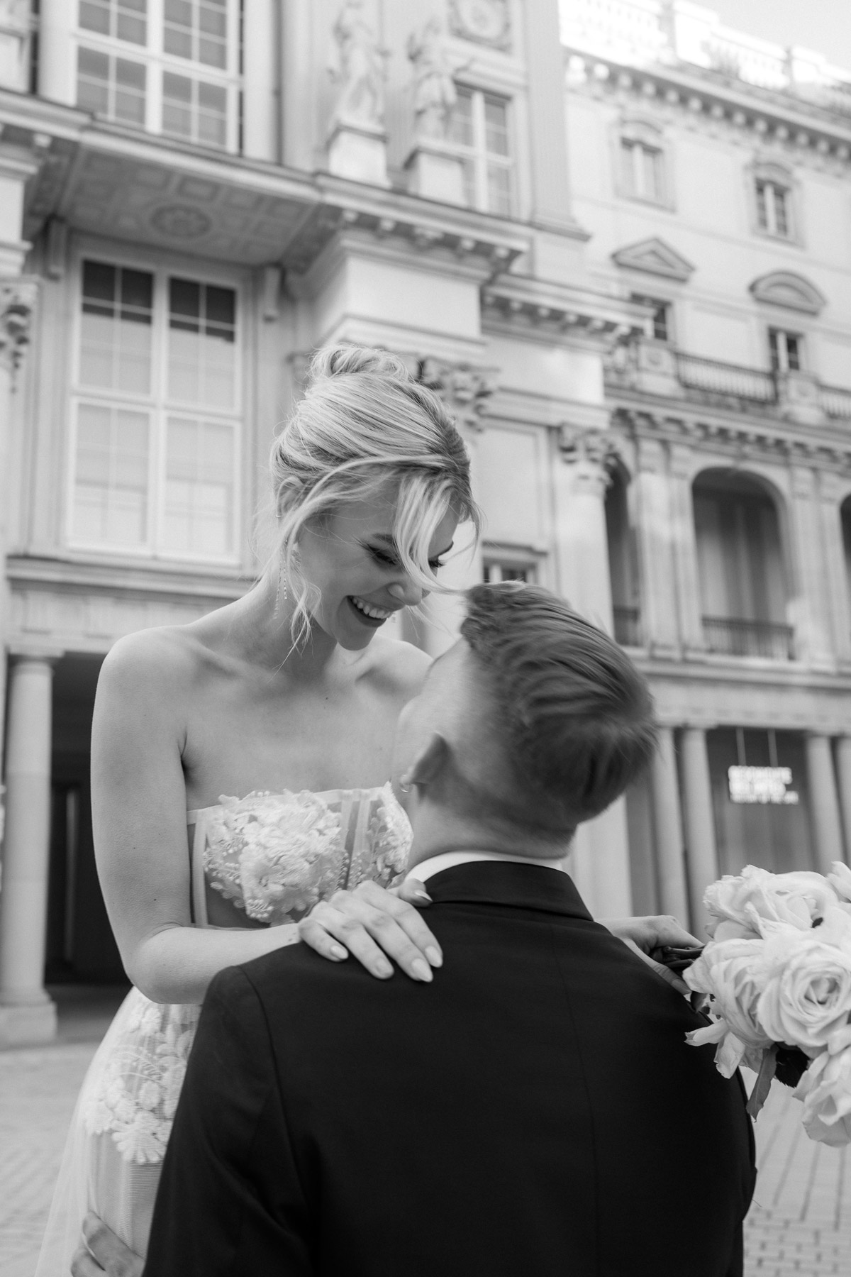 Vogue Style Wedding: Braut wird unten im Humboldt Forum in die Höhe gehoben