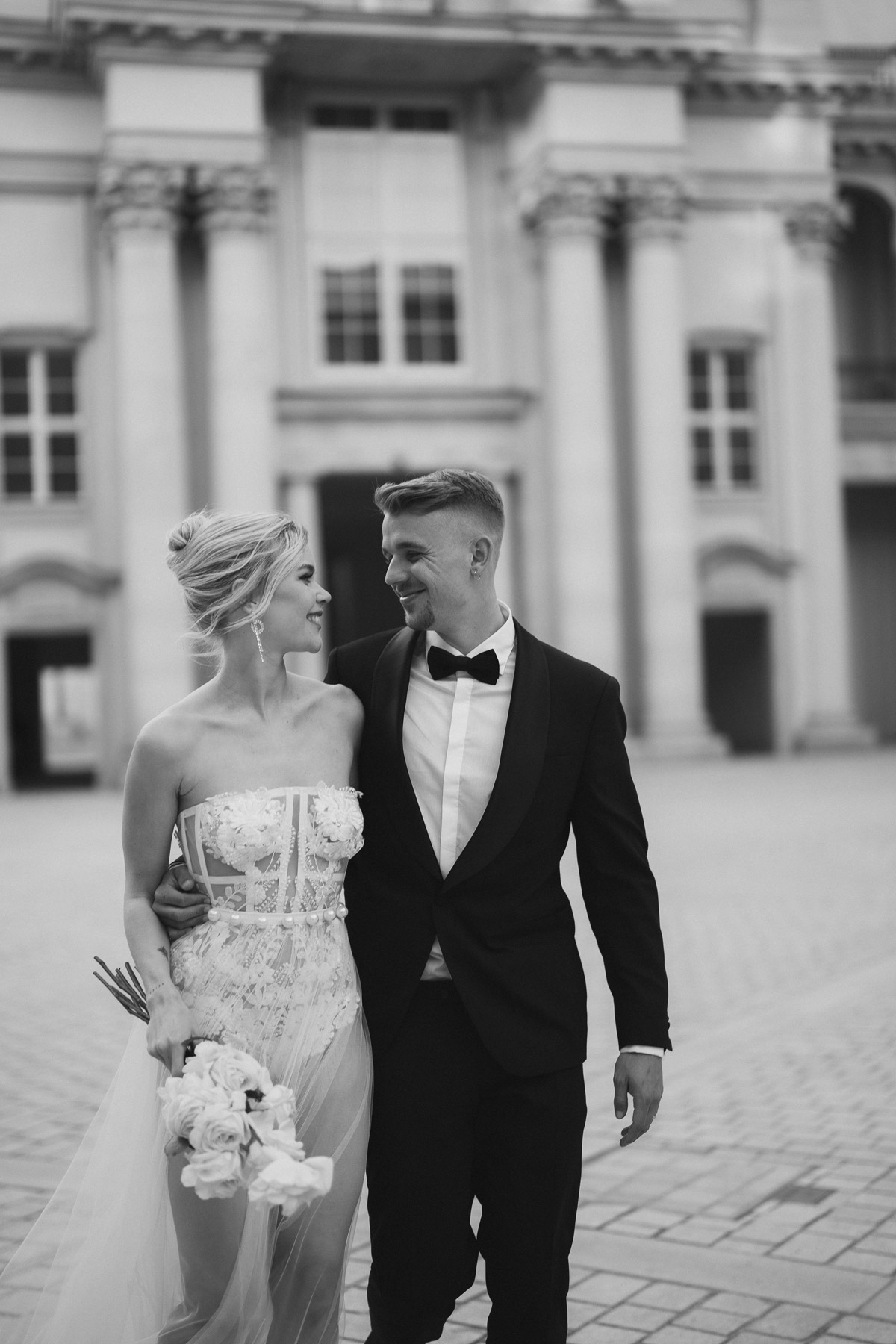 Humboldt-Forum Paarshooting mit sich anlachendem Brautpaar