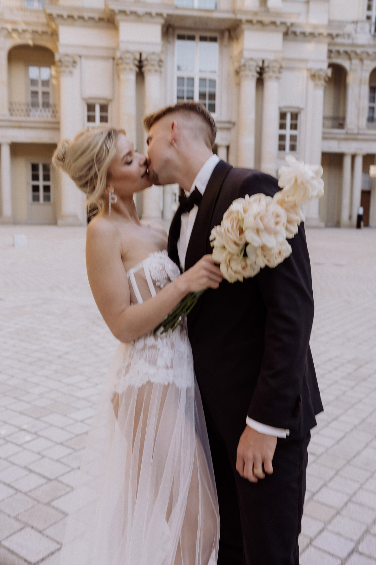 Top modernes Hochzeitsfoto mit Bewegungsunschärfe und romantischem Kuss im Berliner Schloss