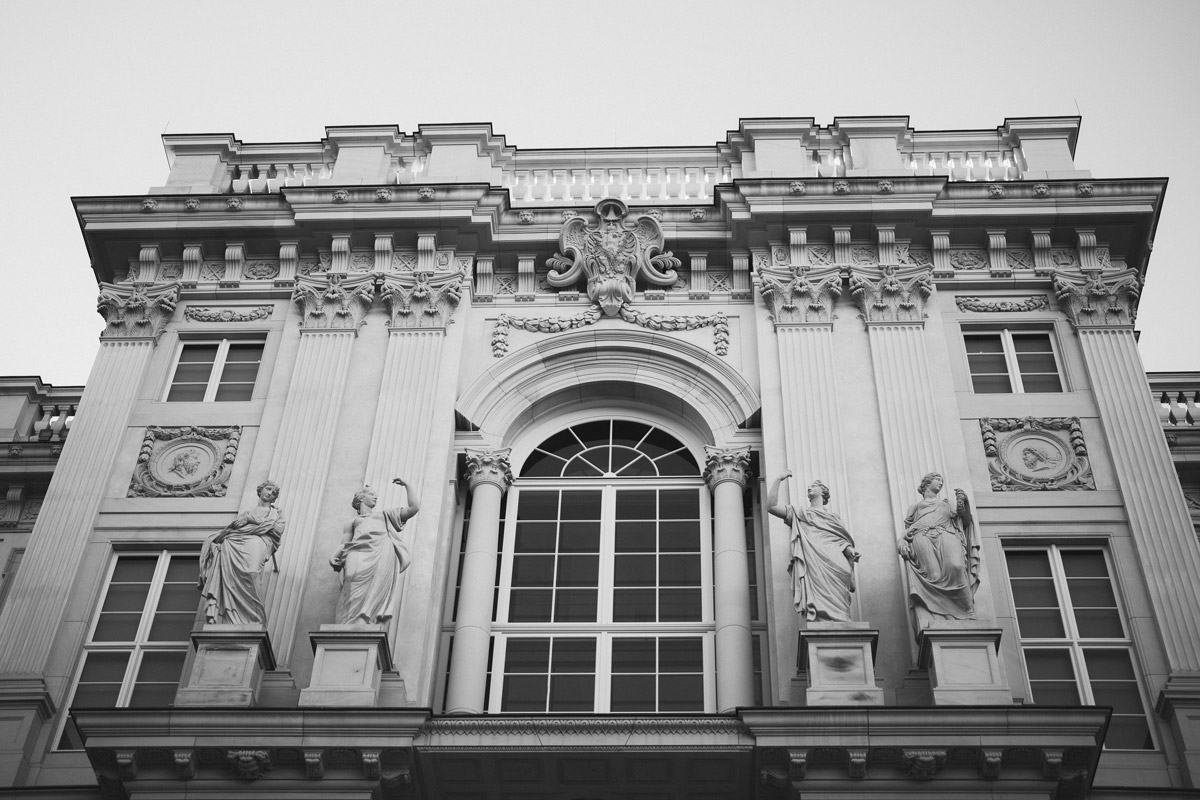 Innenhof vom Humboldt-Forum: Architektur-Detailaufnahme der Statuen in den oberen Etagen