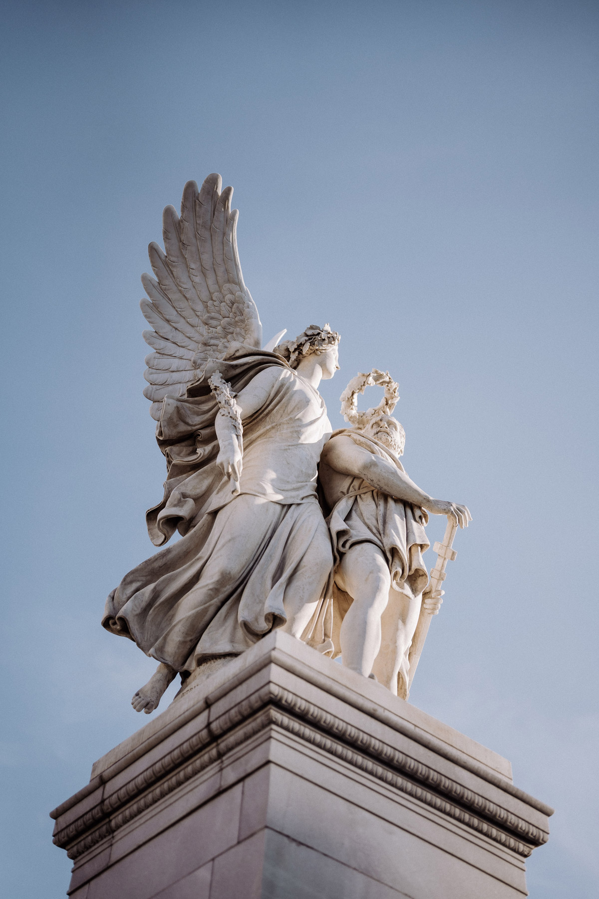 Statue mit Engel in ästhetischem Licht