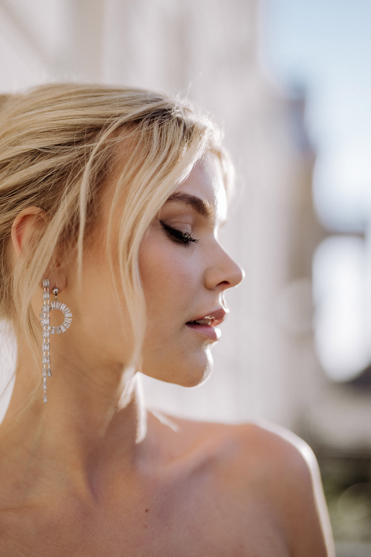 Seitliches Brautporträt bei Berliner Hochzeit, aufgenommen im Fine-Art-Stil mit weichem natürlichem Licht