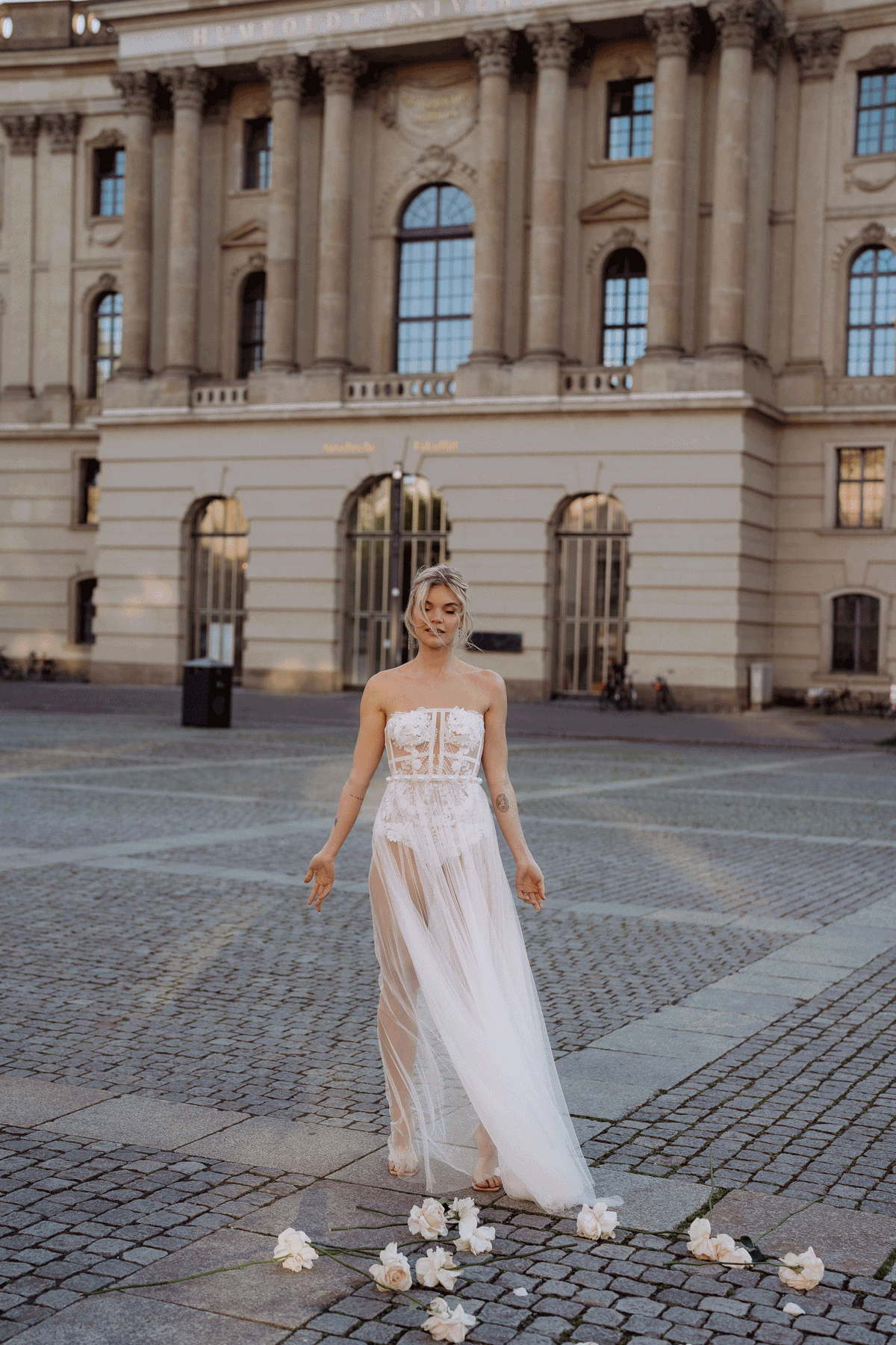 GIF Animation: Elopement Braut wirft Brautstrauß auf dem Bebelplatz Berlin in die Luft
