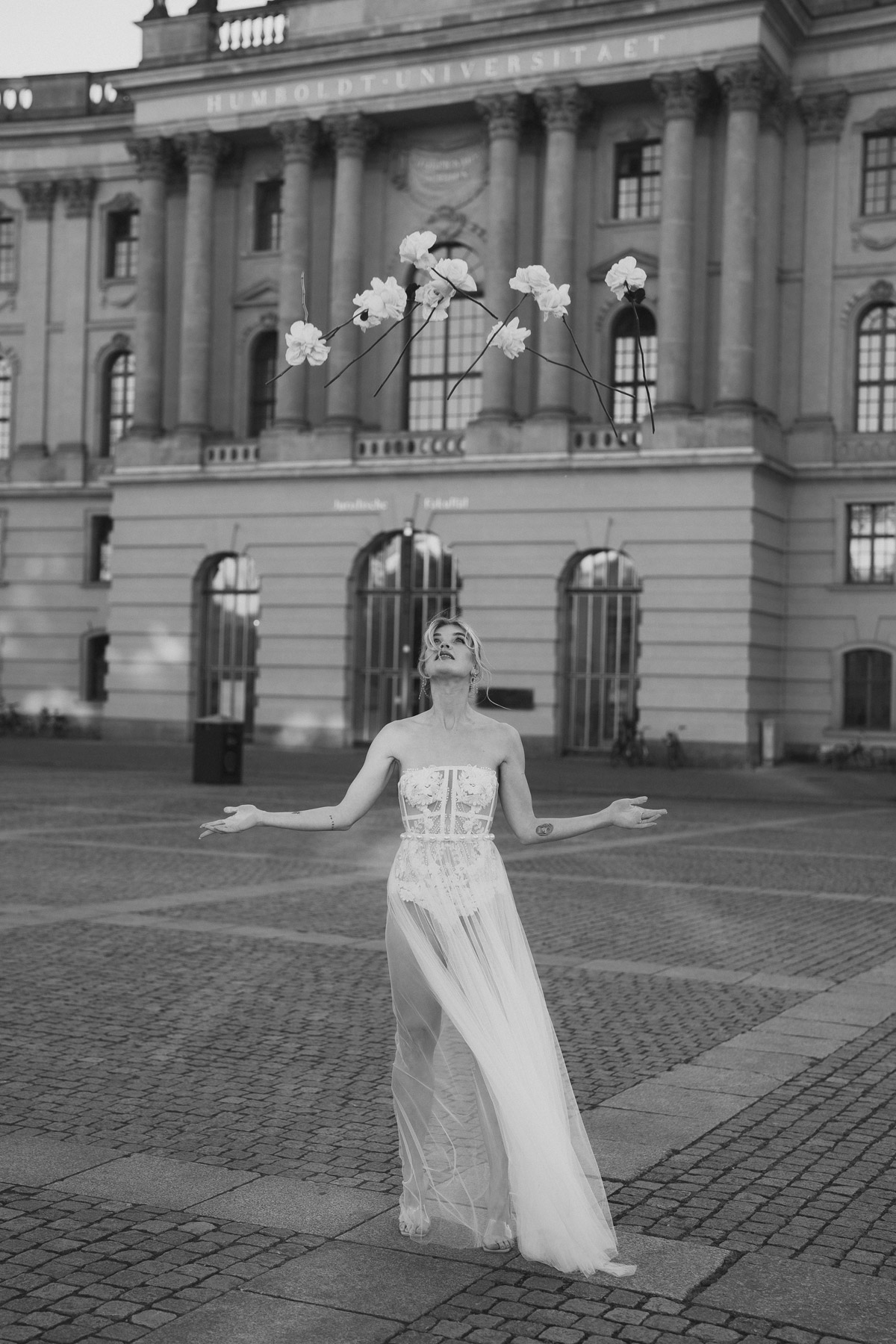 künstlerische Hochzeitsfoto-Idee der Berliner Hochzeitsfotografin Melanie Meißner: Elopement Braut wirft Brautstrauß über sich in die Luft statt zu den unverheirateten Frauen