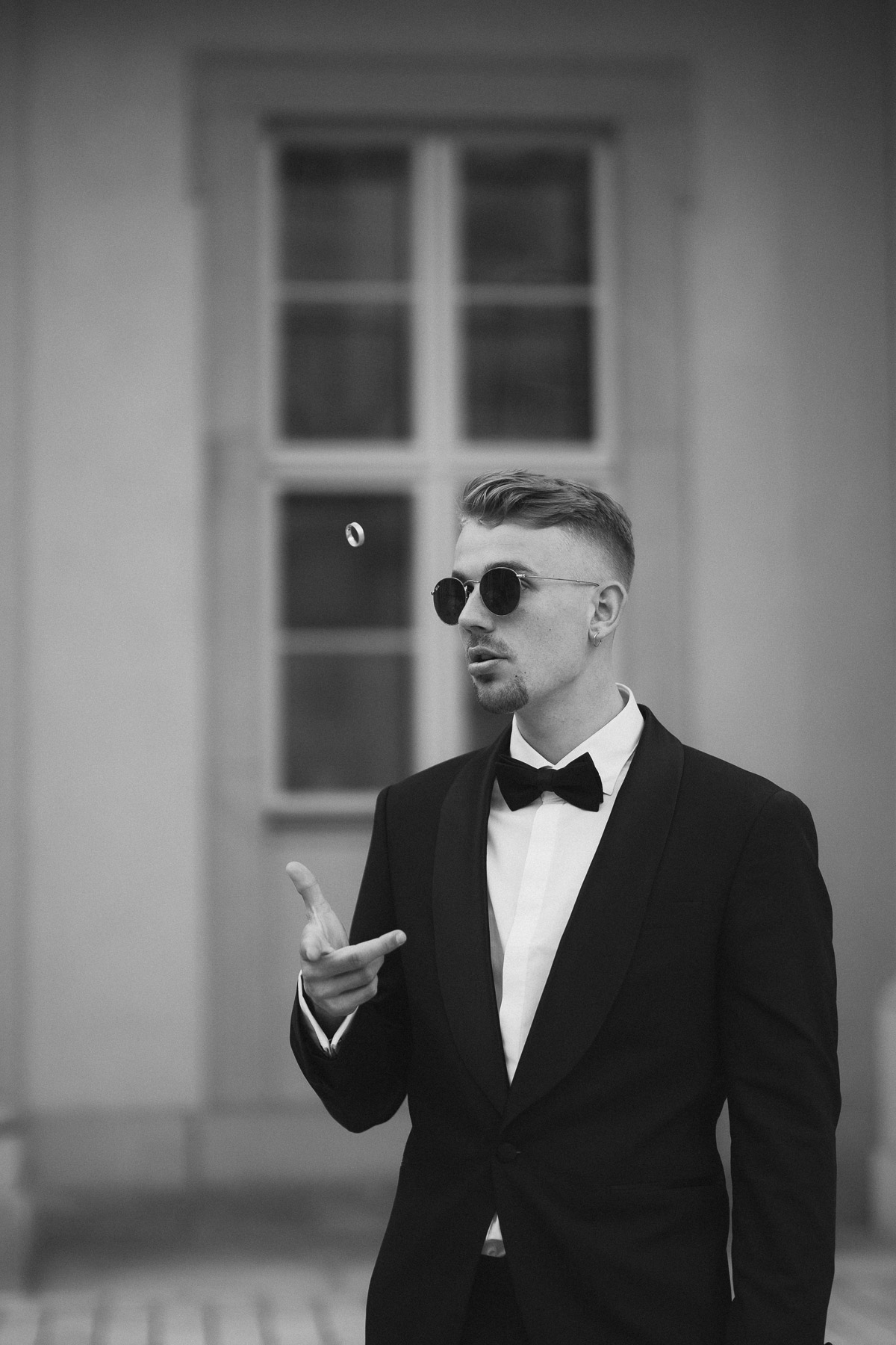 Hochzeitsreportage Berlin: Bräutigam wirft Ehering in die Luft und fängt ihn