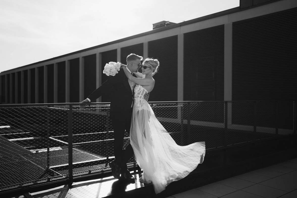 modeinspiriertes Paar-Fotoshooting zur Hochzeit in Berlin auf dem Rooftop