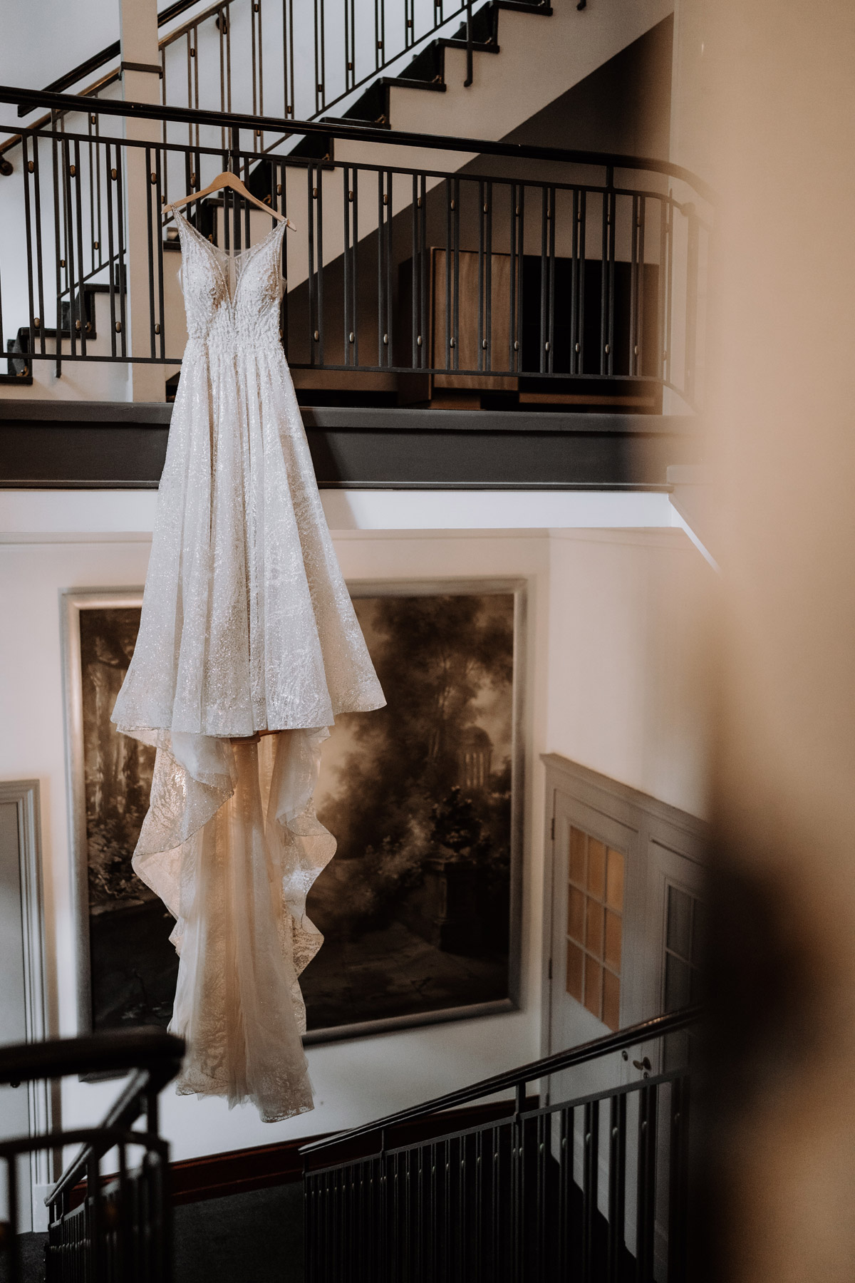 Brautkleid hängt im Flur des Patrick Hellmann Schlosshotel