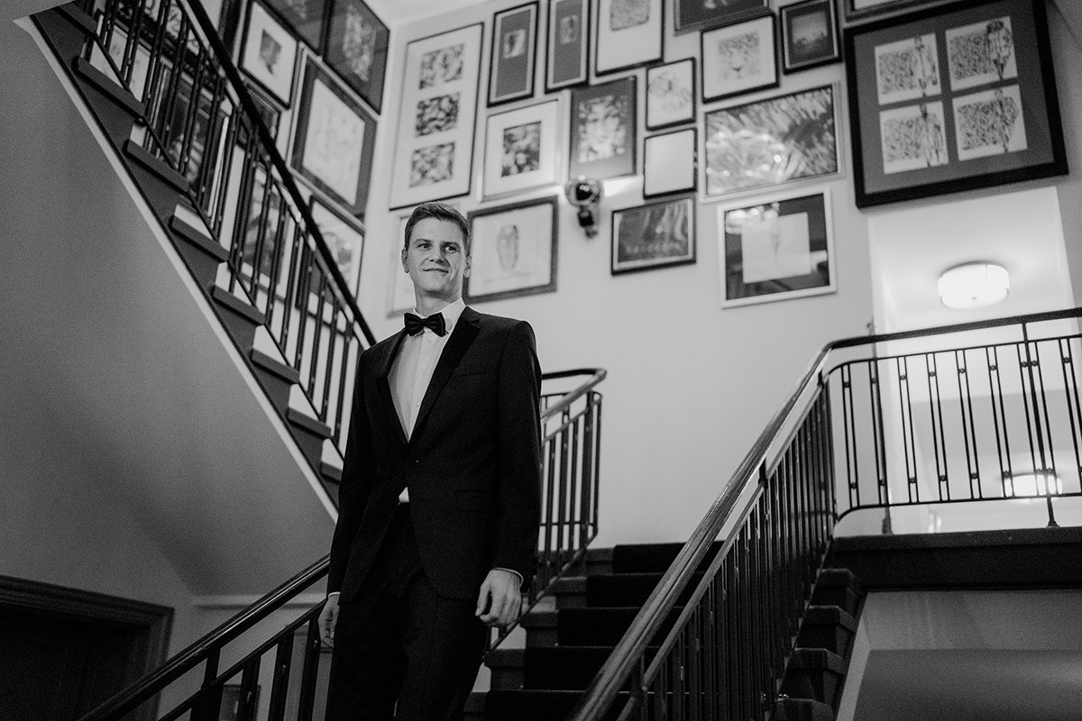 Bräutigam geht die Treppen im Flur des Hotels hinunter