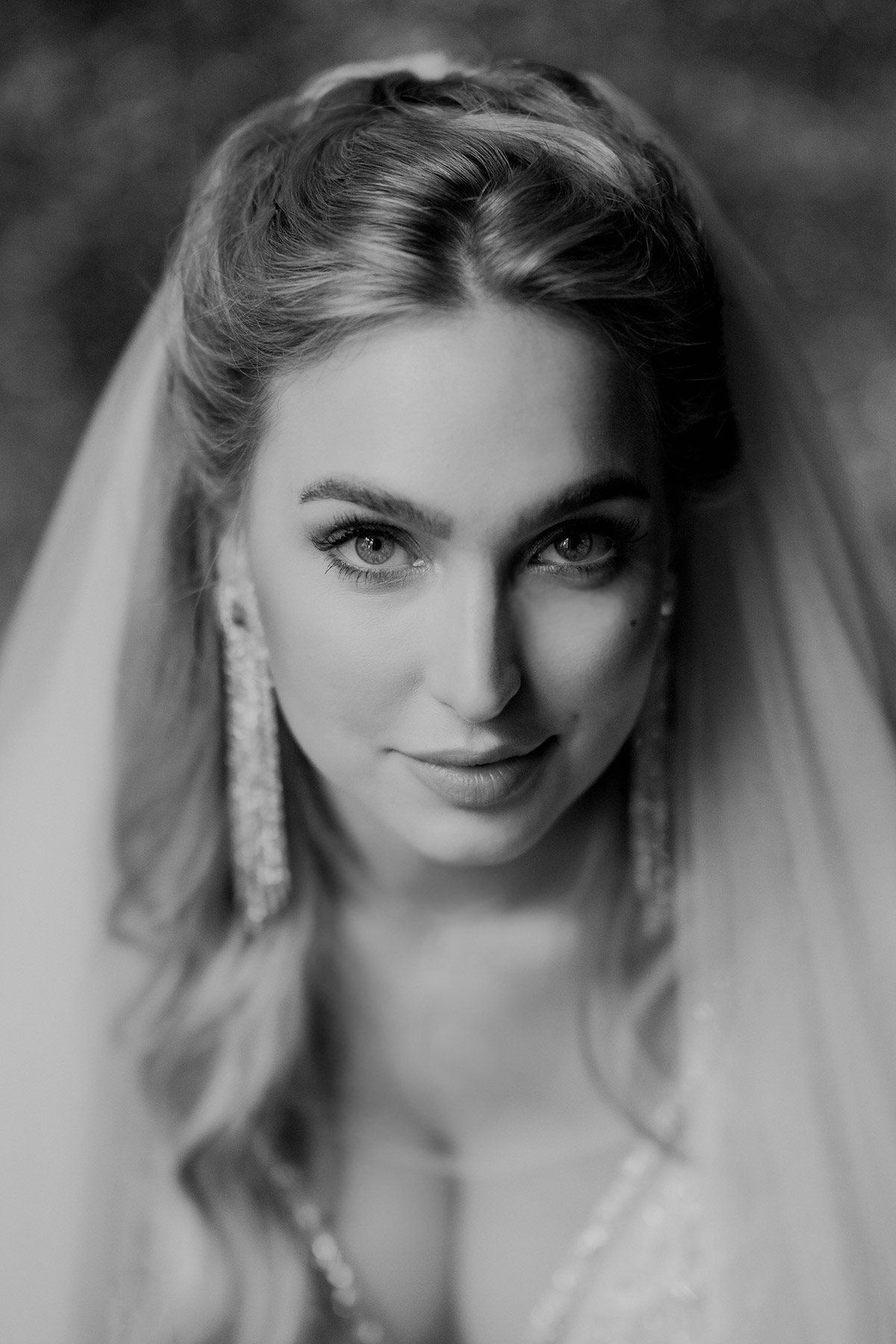 Braut schaut direkt in die Kamera der Hochzeitsfotografin im Schlosshotel Berlin